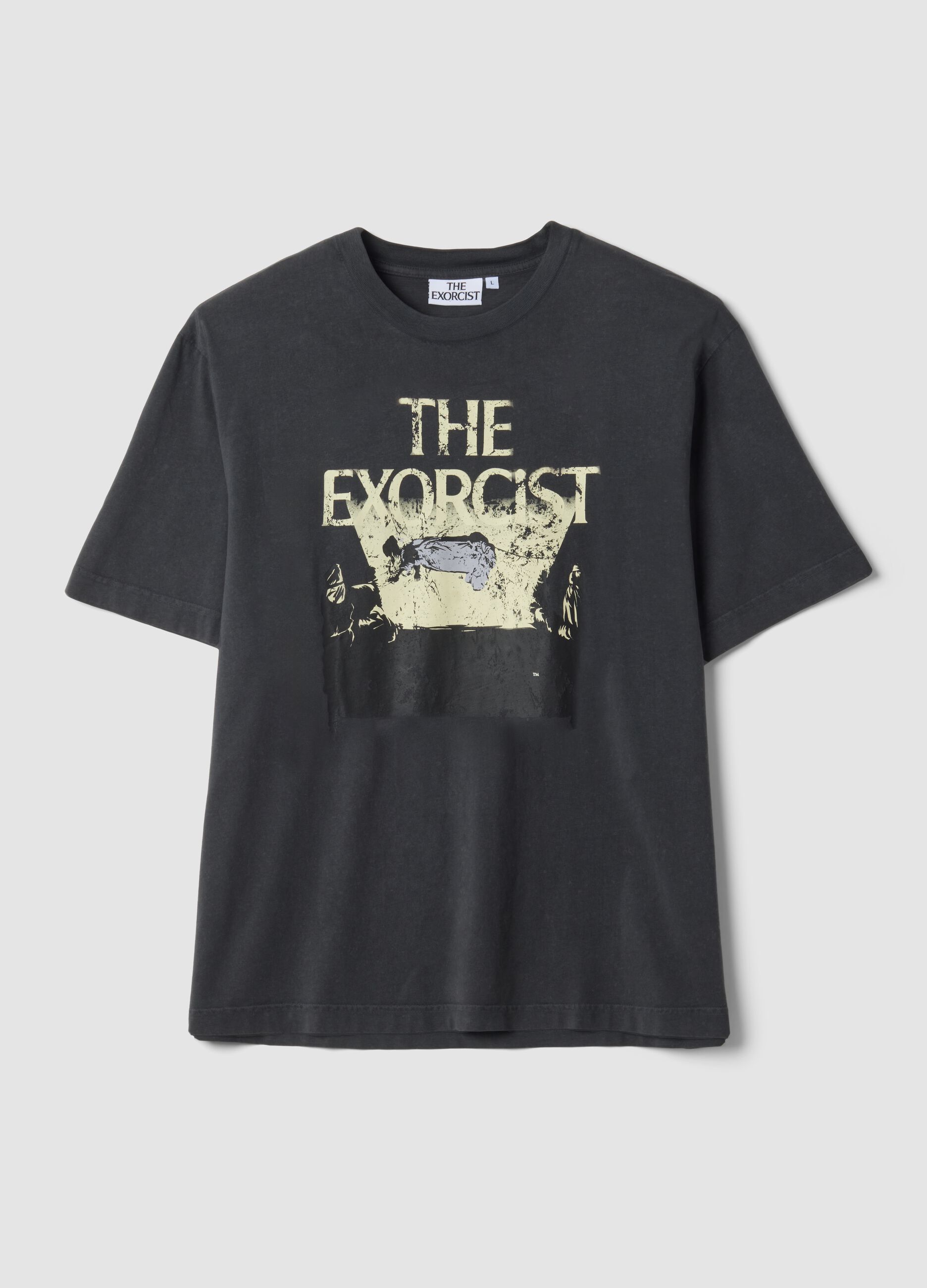 Camiseta gris crop de algod&oacute;n puro con estampado "The Exorcist", corte regular