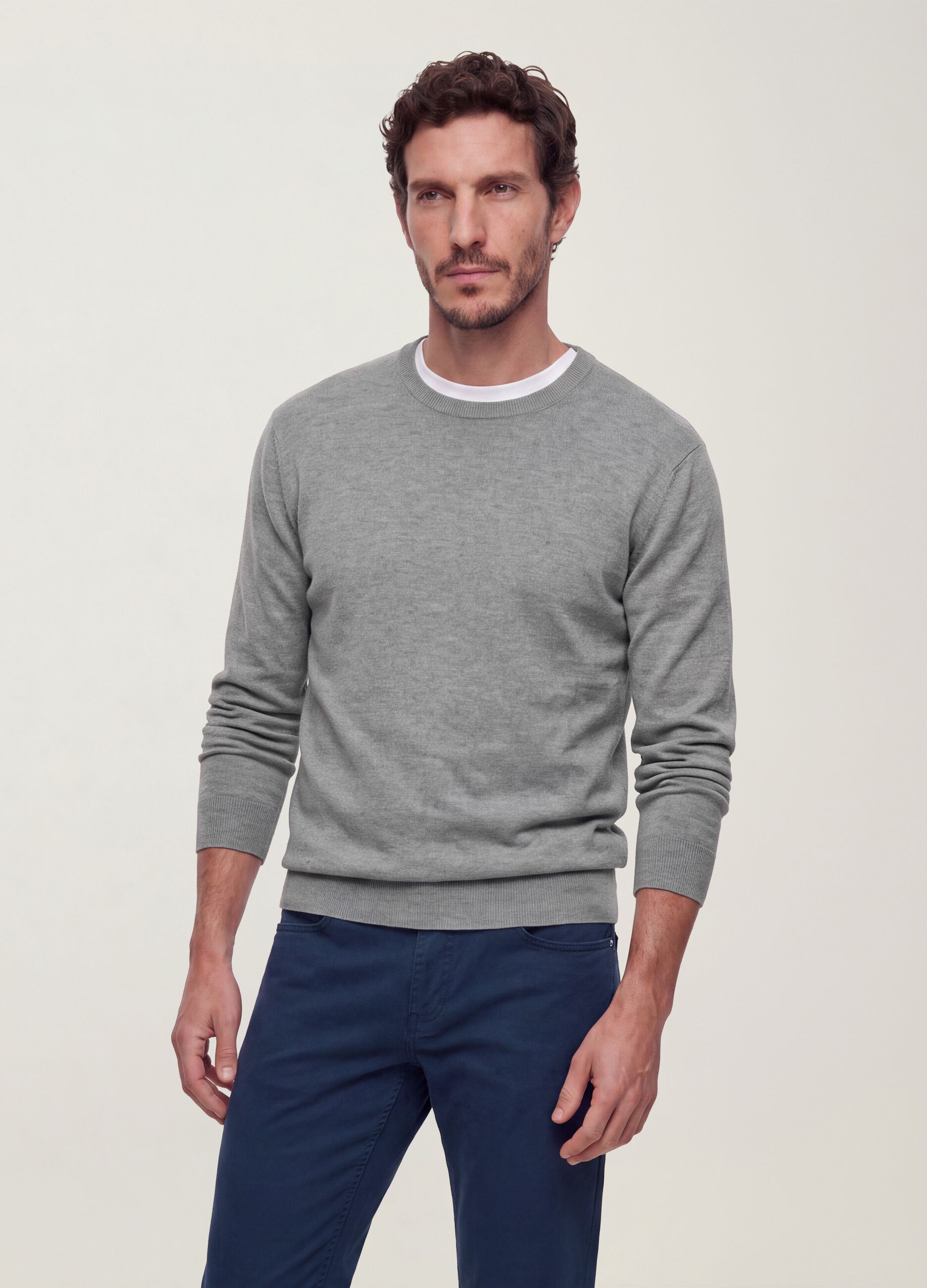 Camisola cinzenta de decote redondo em mistura de viscose, corte regular