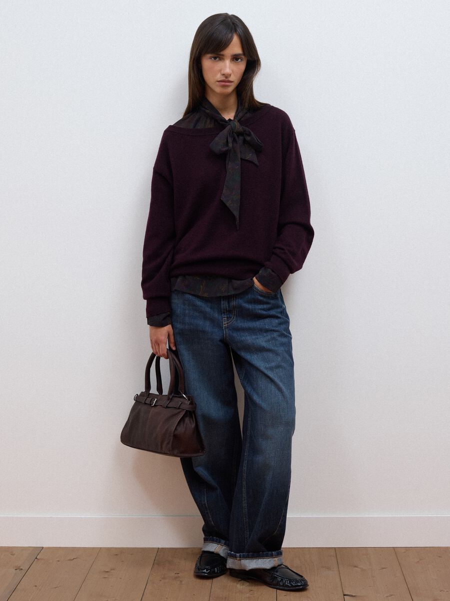 Maglia viola in pura lana con scollo a barchetta_2
