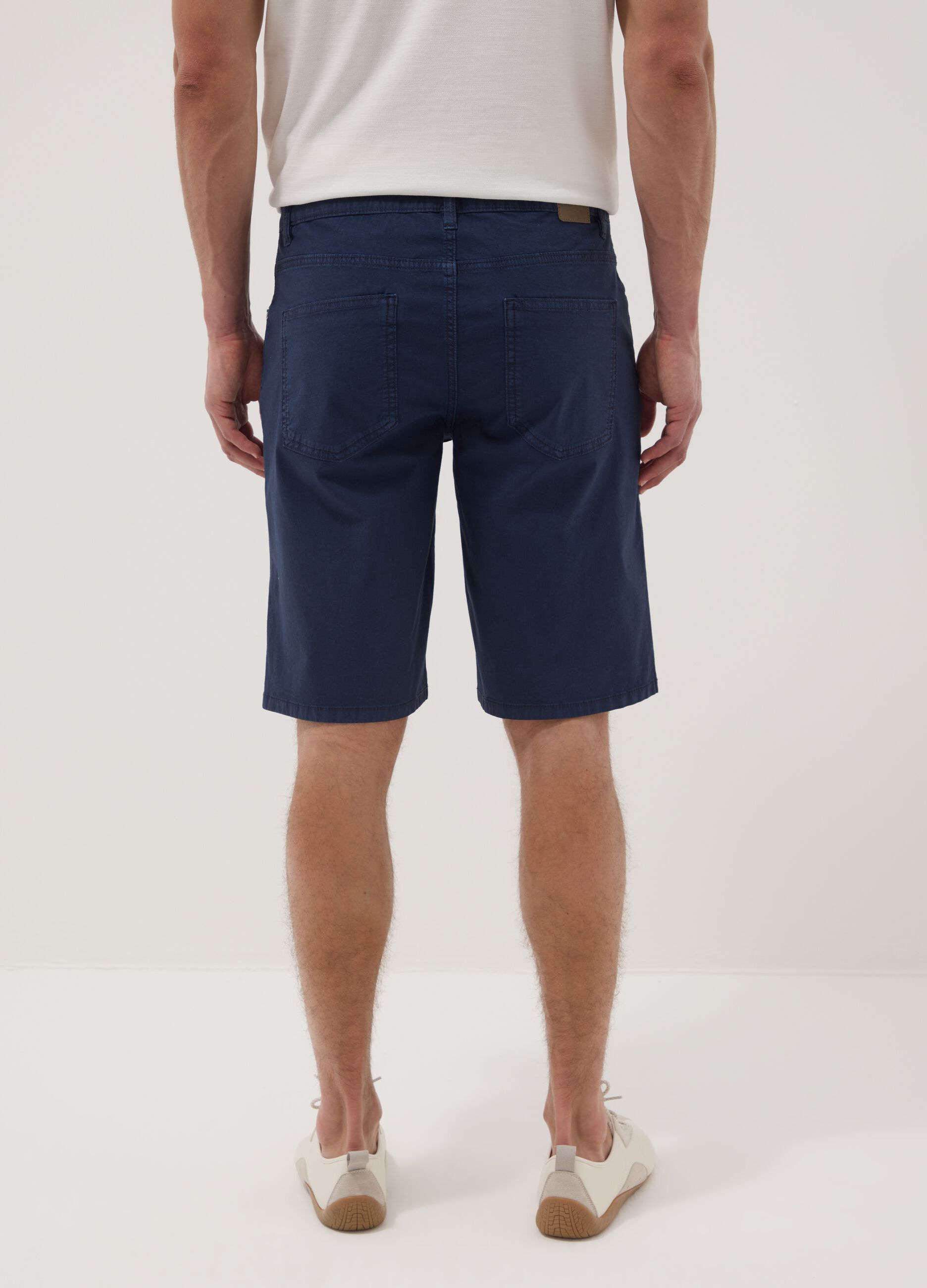Bermudas azuis em algod&atilde;o el&aacute;stico com cinco bolsos