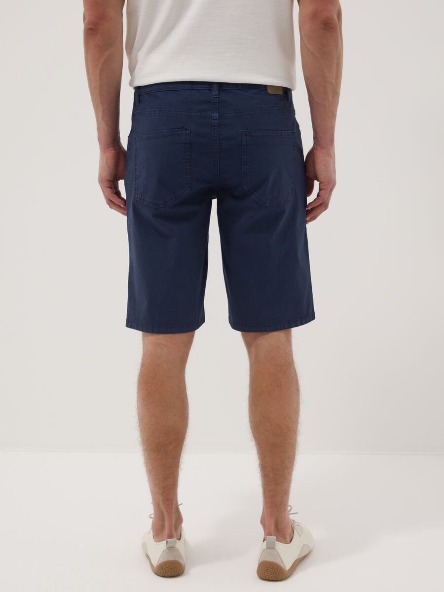 Blue stretch cotton five-pocket Bermuda shorts_3
