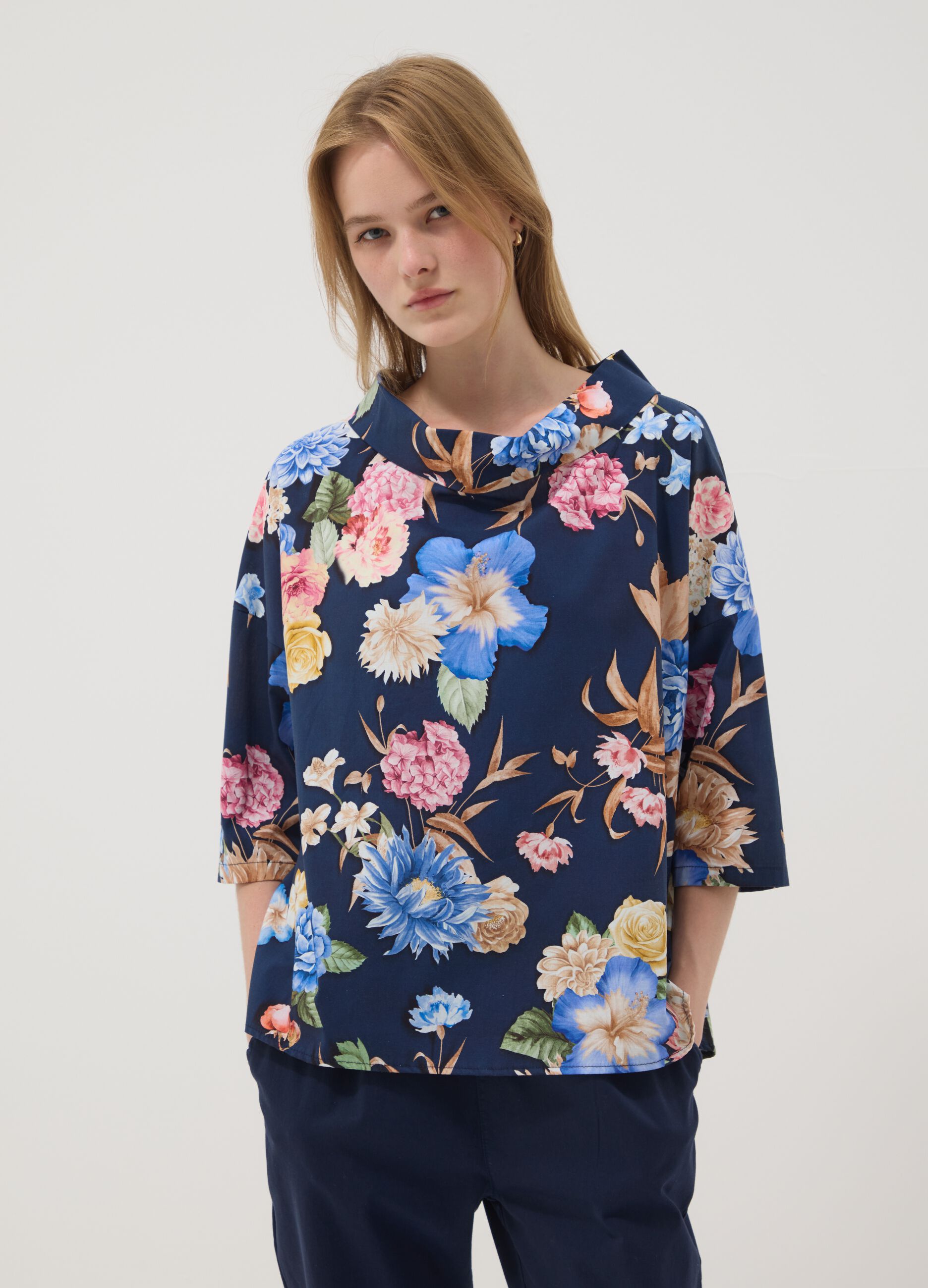 Blaues Oberteil aus Stretch-Baumwolle mit Blumenmuster