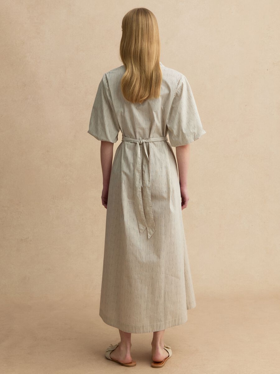 Beiges Maxikleid aus reiner Baumwolle mit Streifen, Regular Fit und V-Ausschnitt_2