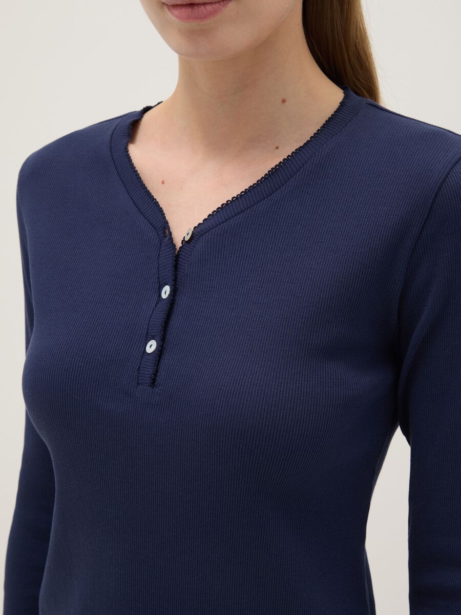 T-shirt &agrave; manches longues en coton bleu pur coupe r&eacute;guli&egrave;re avec col Henley_3