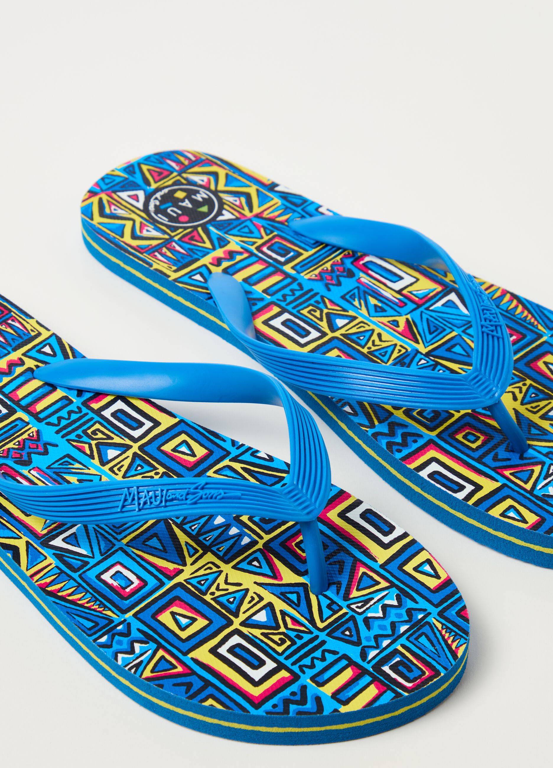 Thong sandals with ethnic print