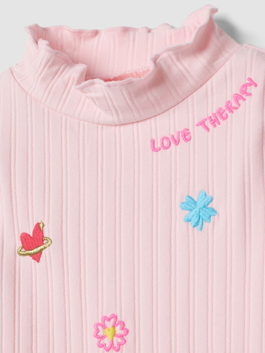 T-shirt rosa in cotone elasticizzato a collo rialzato con ricami decorativi_2