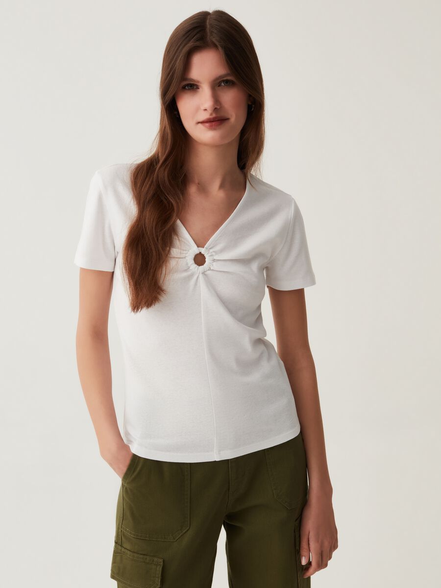 T-shirt with V-neck and ring_0