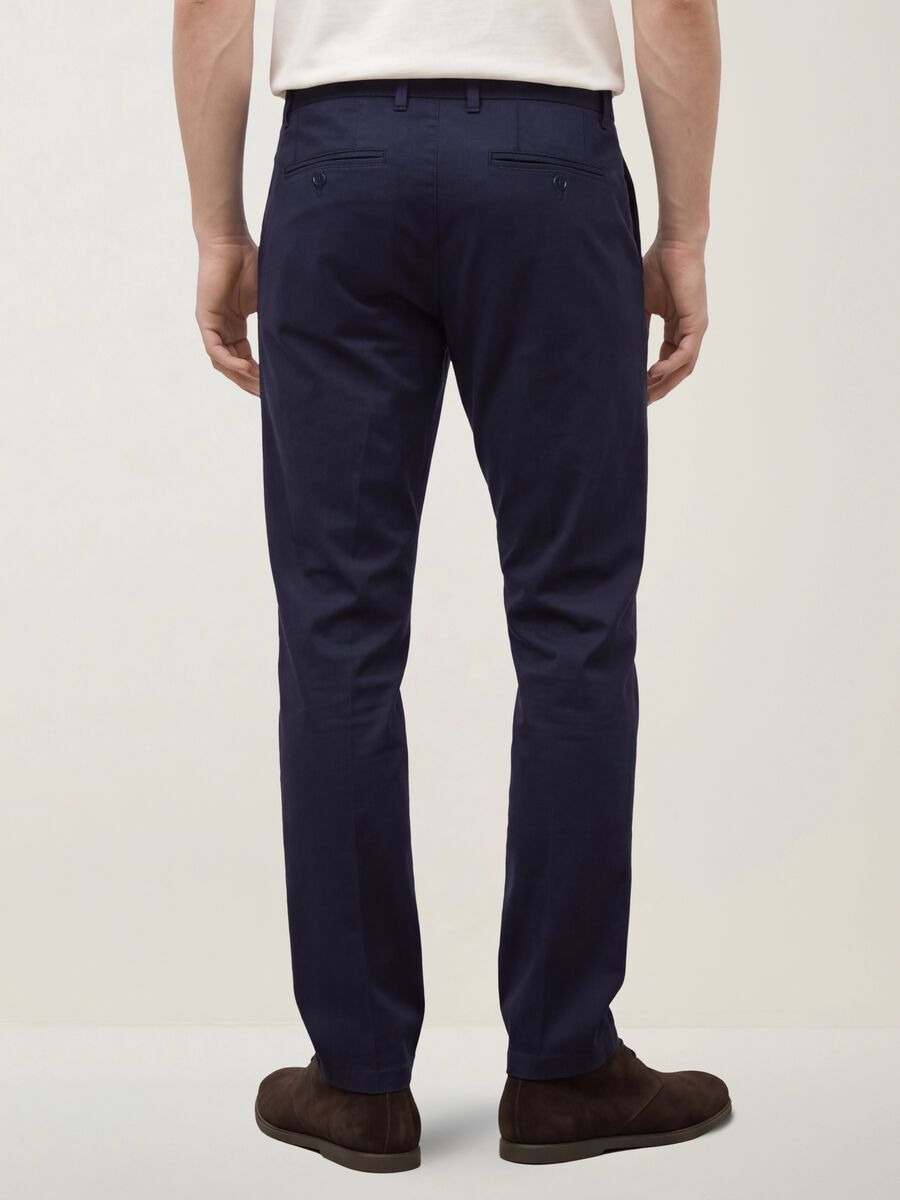 Pantaloni chino blu in twill di cotone elasticizzato slim fit_4