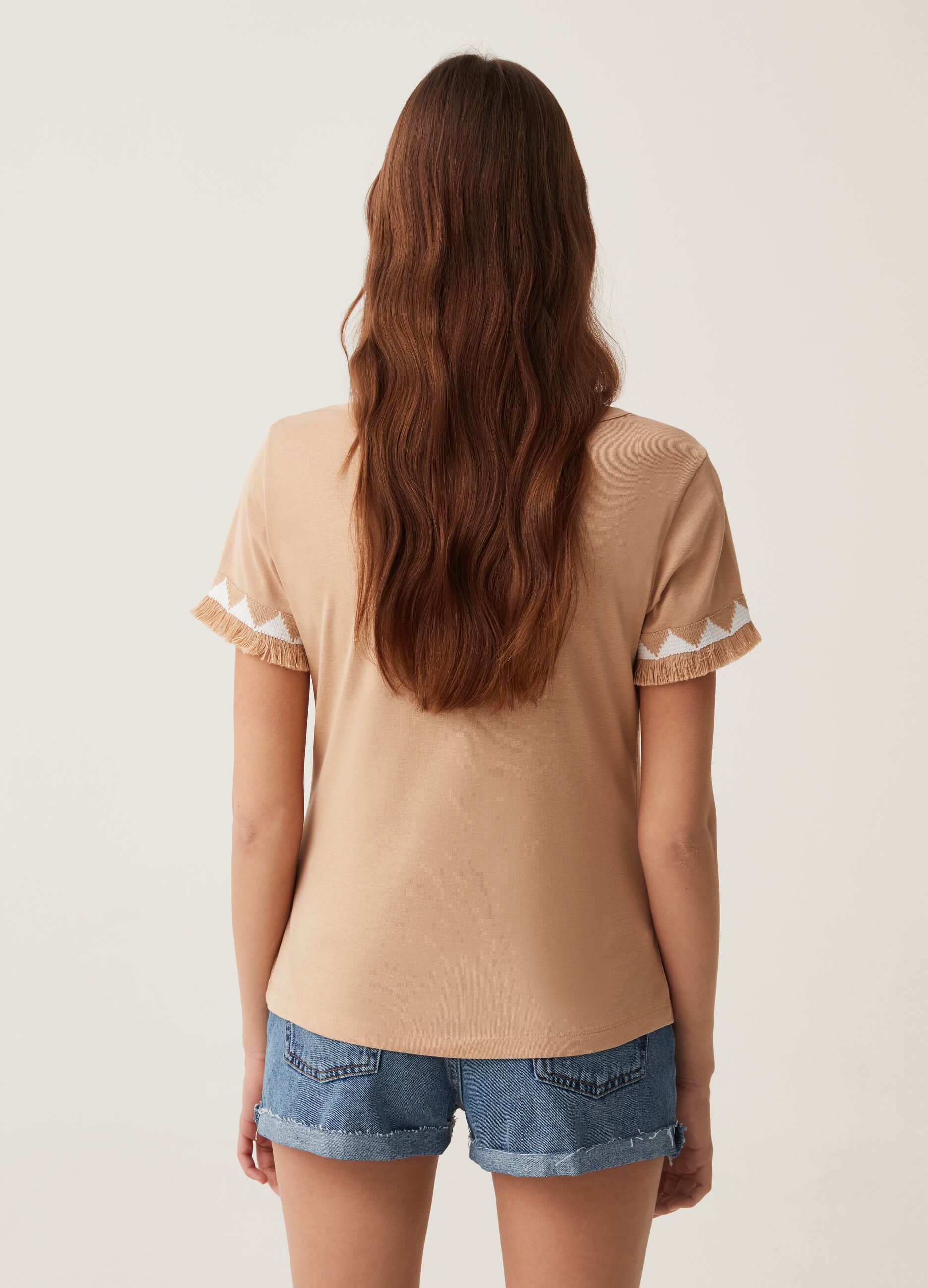 Camiseta de algodón con aplicación desflecada