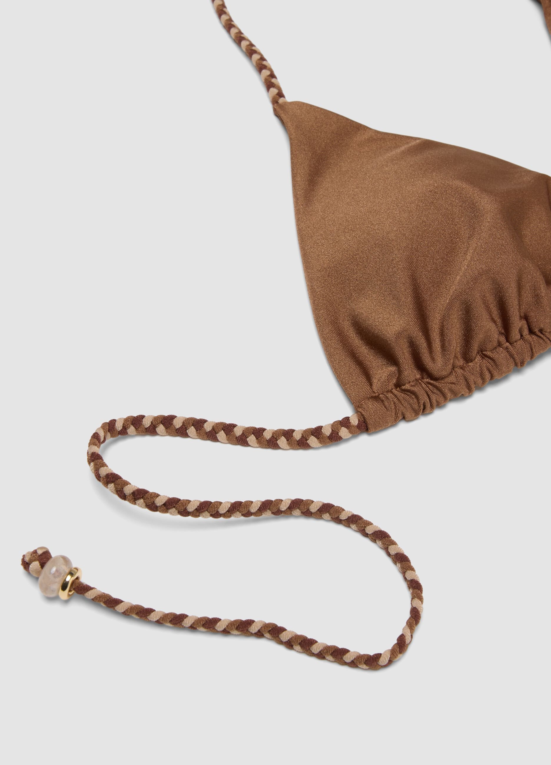 Top de bikini triangular marr&oacute;n de tejido el&aacute;stico con tiras trenzadas