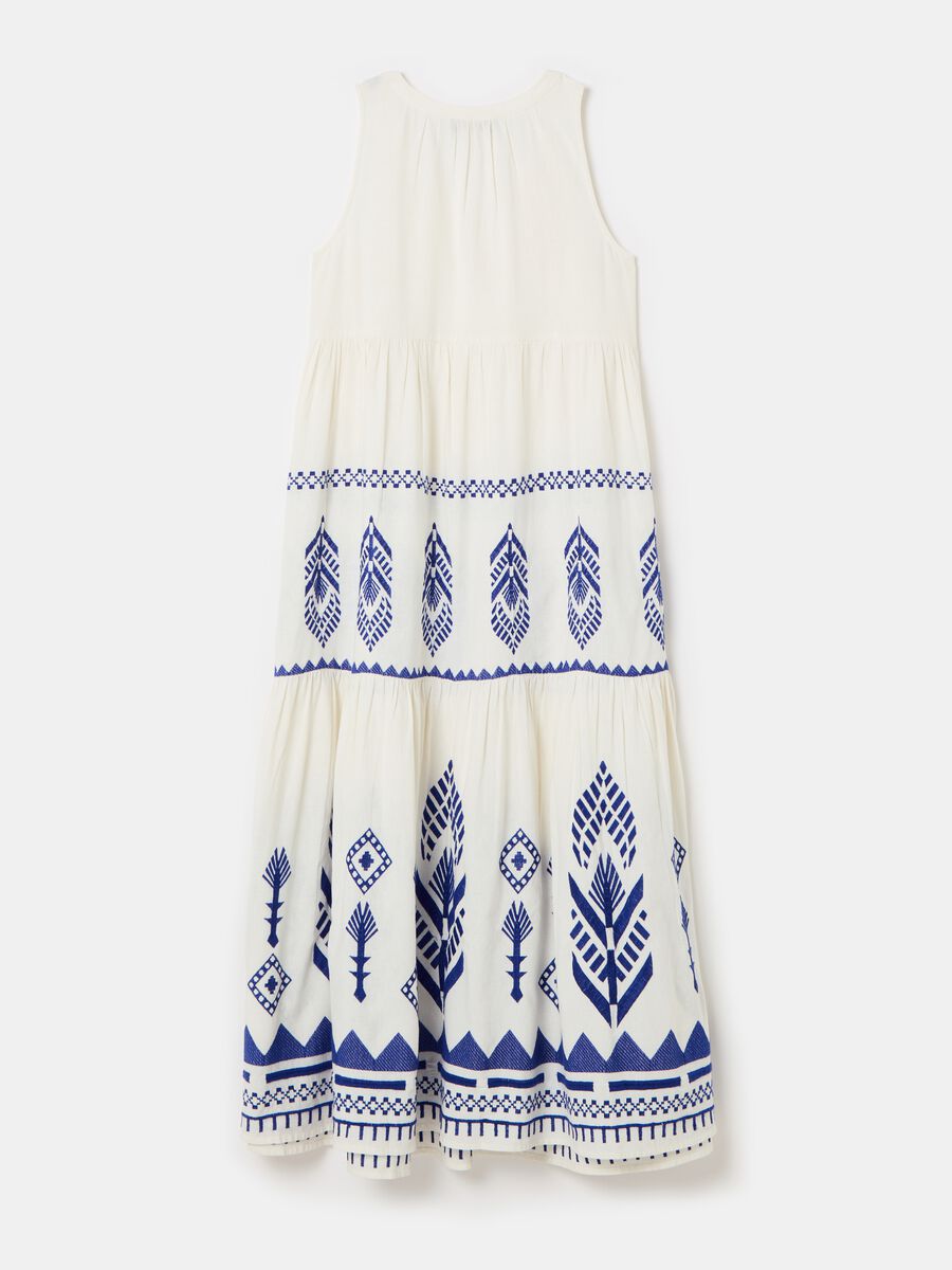 Long sleeveless dress with ethnic embroidery_4