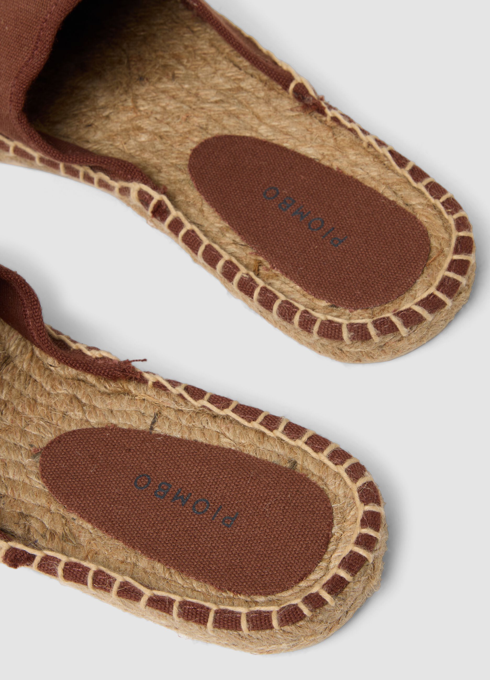 Sandalias marrones estilo espadrillas