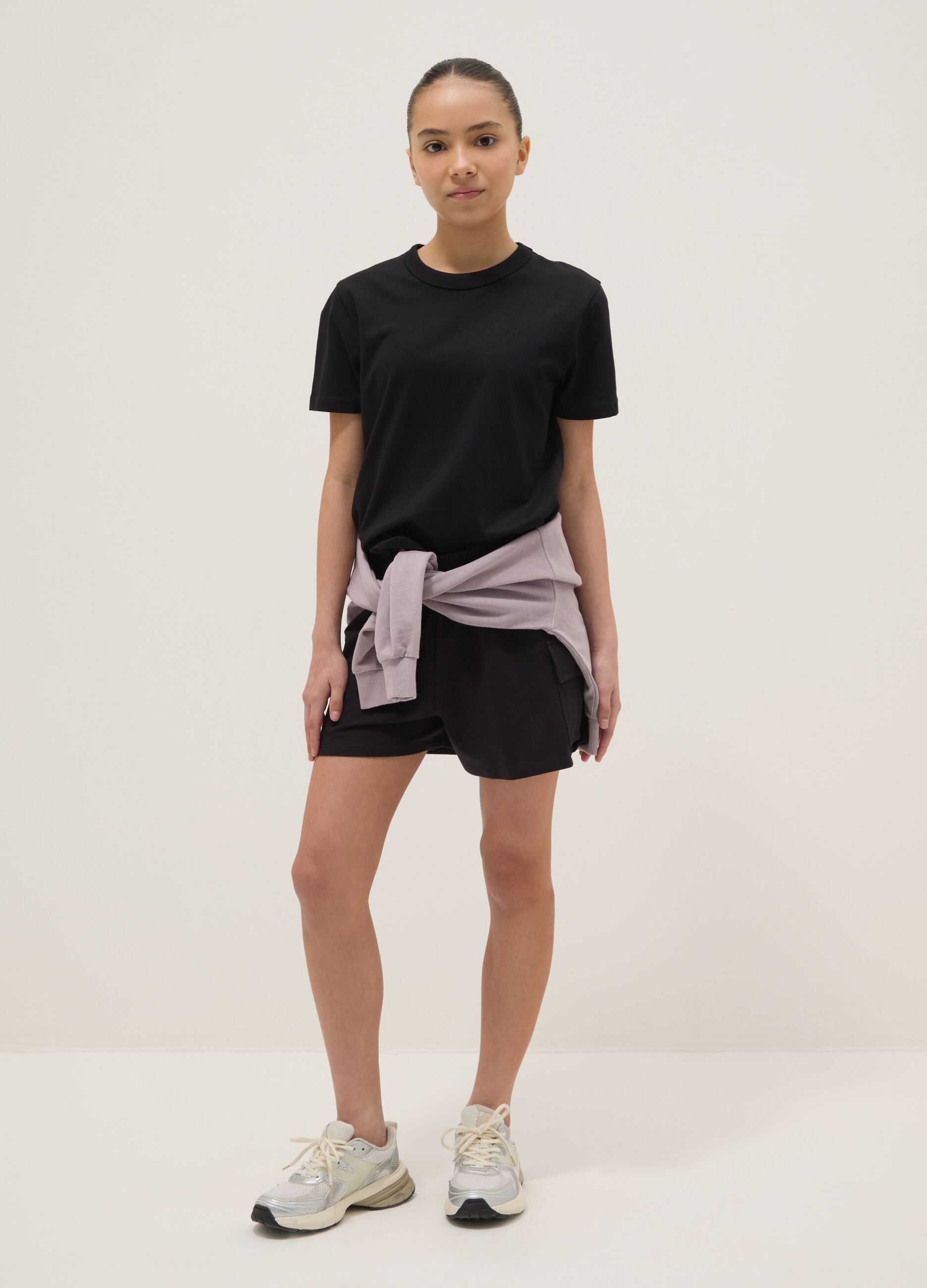 Shorts cargo negros de mezcla de algod&oacute;n para ni&ntilde;as con ajuste relajado