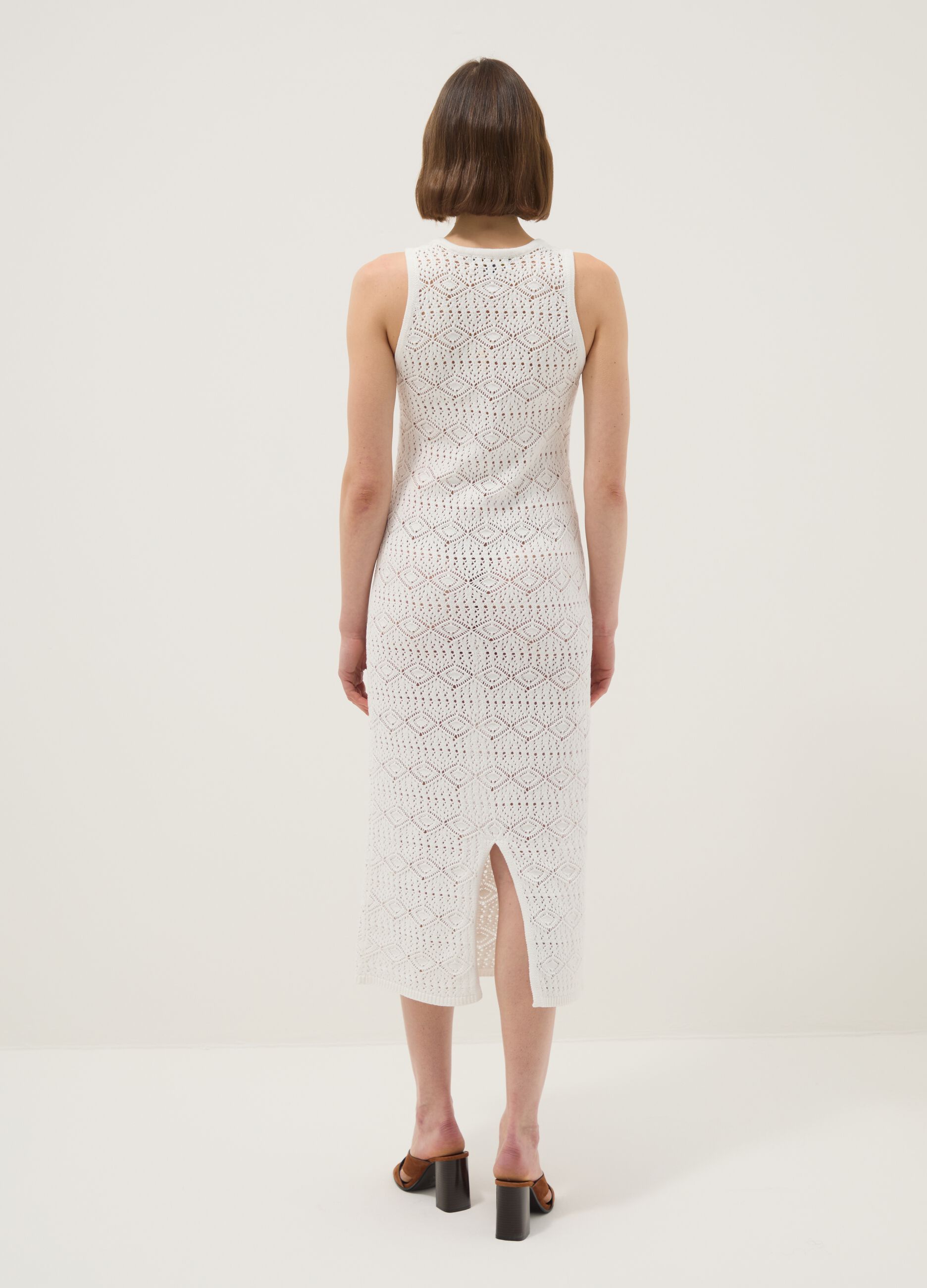 Wei&szlig;es Slim-Fit-Kleid aus reiner Baumwolle mit Lochmuster und tiefem V-Ausschnitt