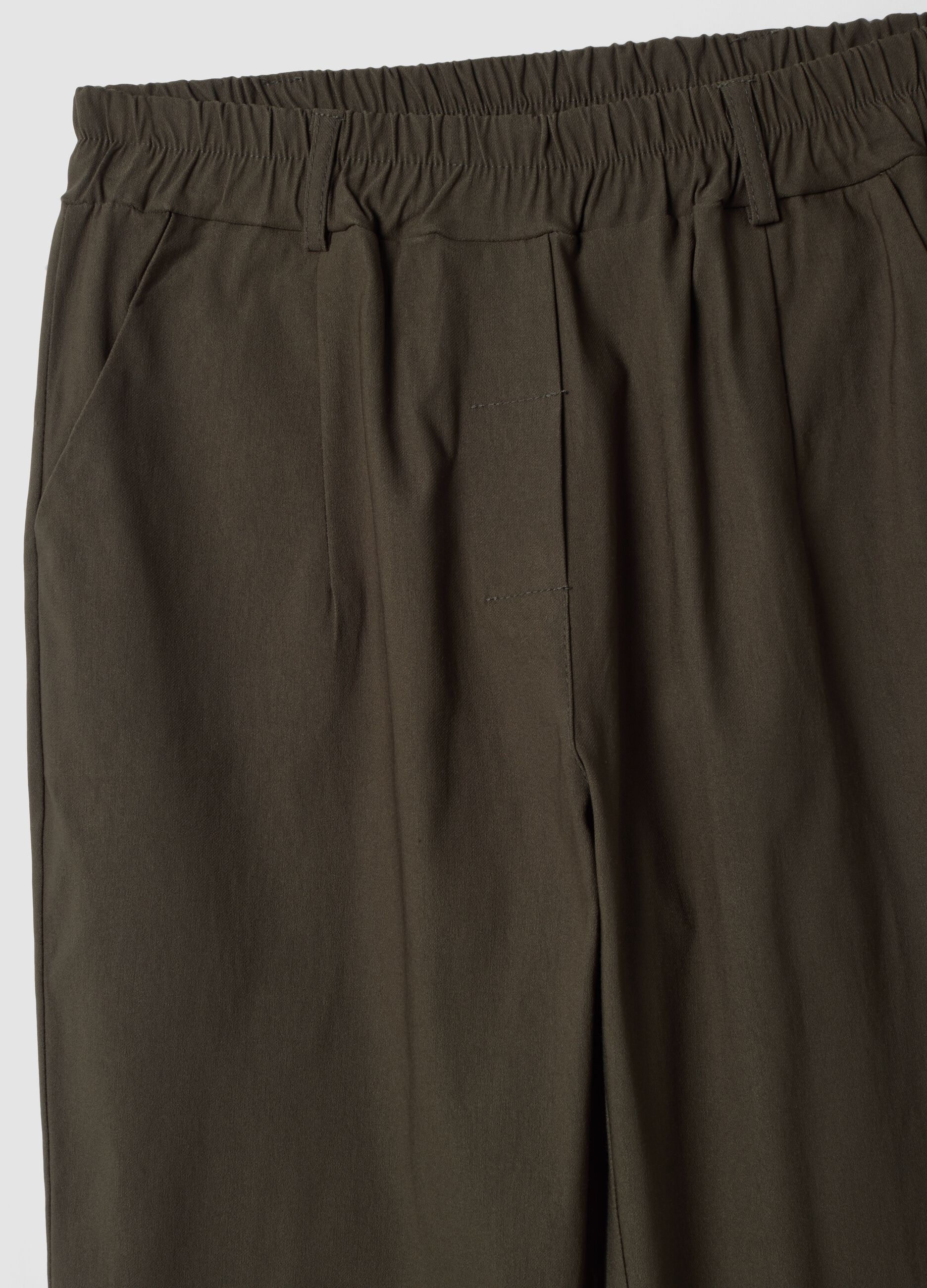 Cal&ccedil;as verdes em viscose el&aacute;stica, corte regular