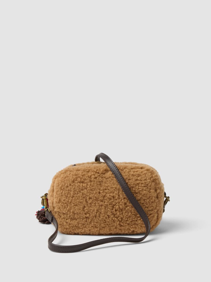 Borsa a tracolla beige effetto teddy con charm removibile_1