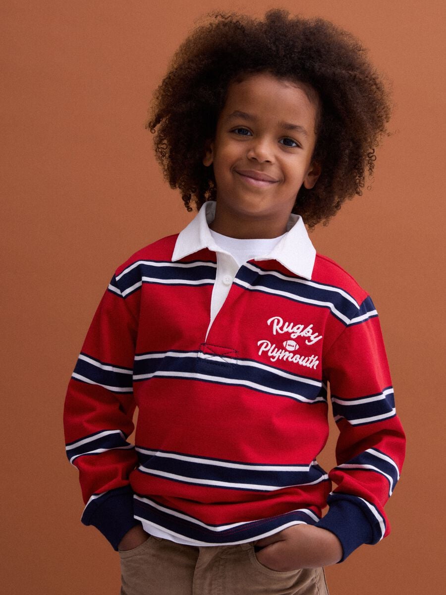 Polo rugby vermelho &agrave;s riscas em algod&atilde;o puro para menino, corte regular_0
