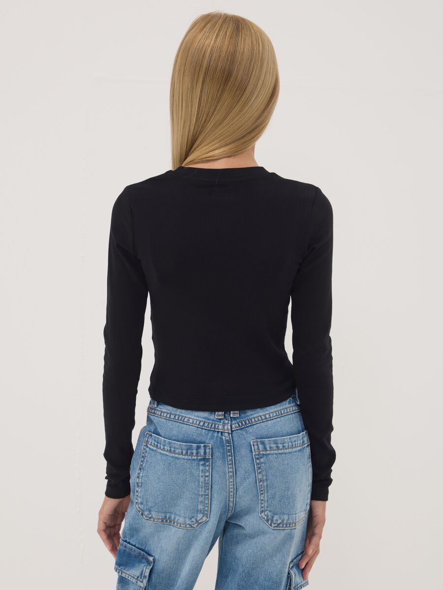 T-shirt nera in cotone organico elasticizzato con collo a costine_2