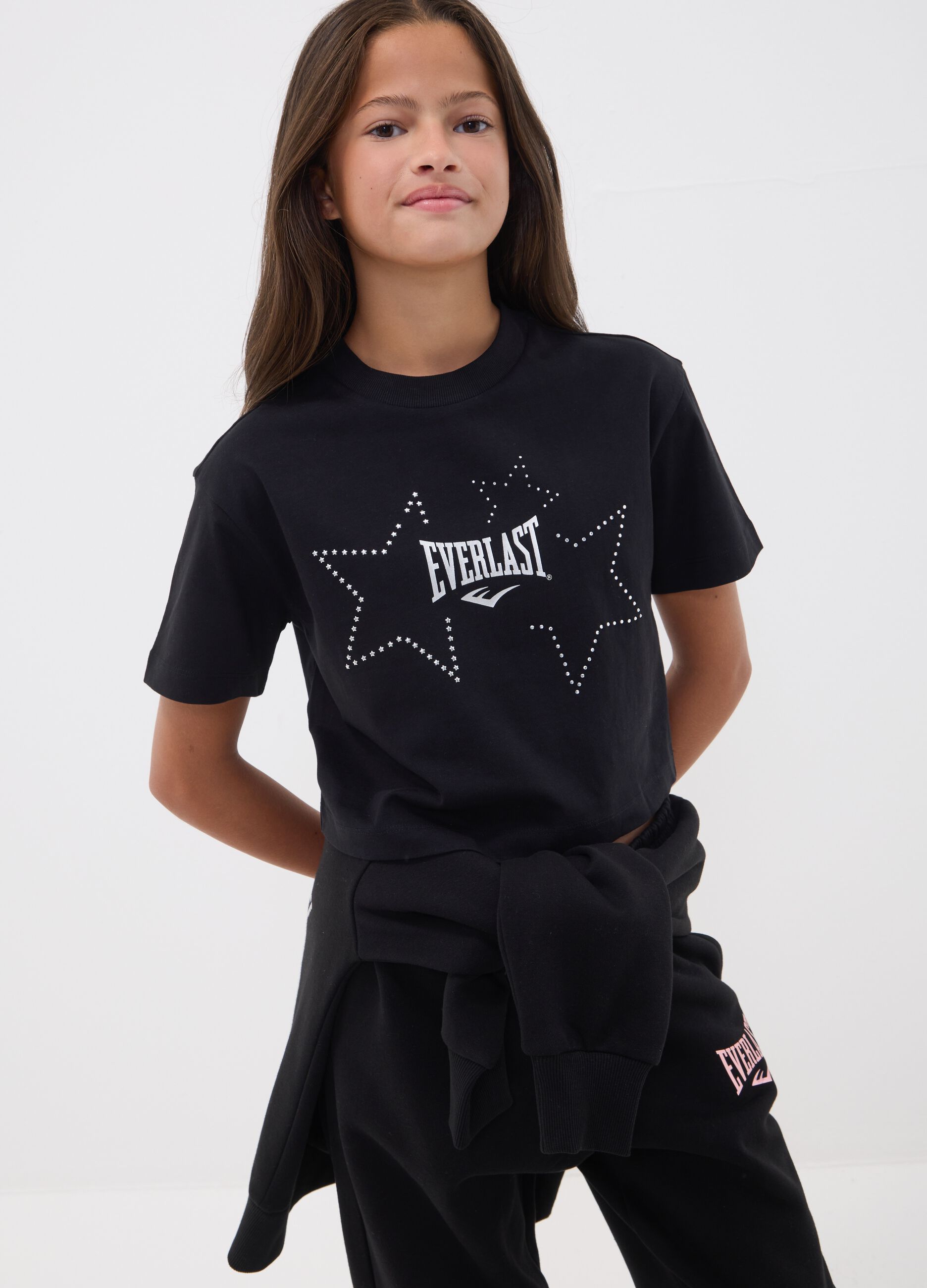 T-shirt preta cropped em algod&atilde;o puro para rapariga com estrelas aplicadas