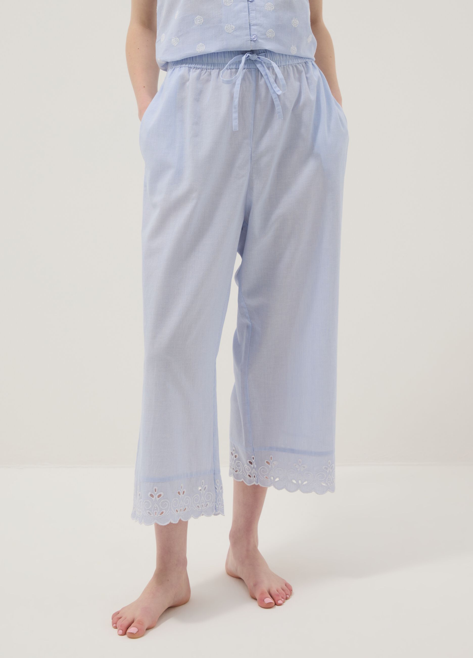 Hellblaue Pyjamahose aus Bio-Baumwolle mit Lochstickerei-Saum