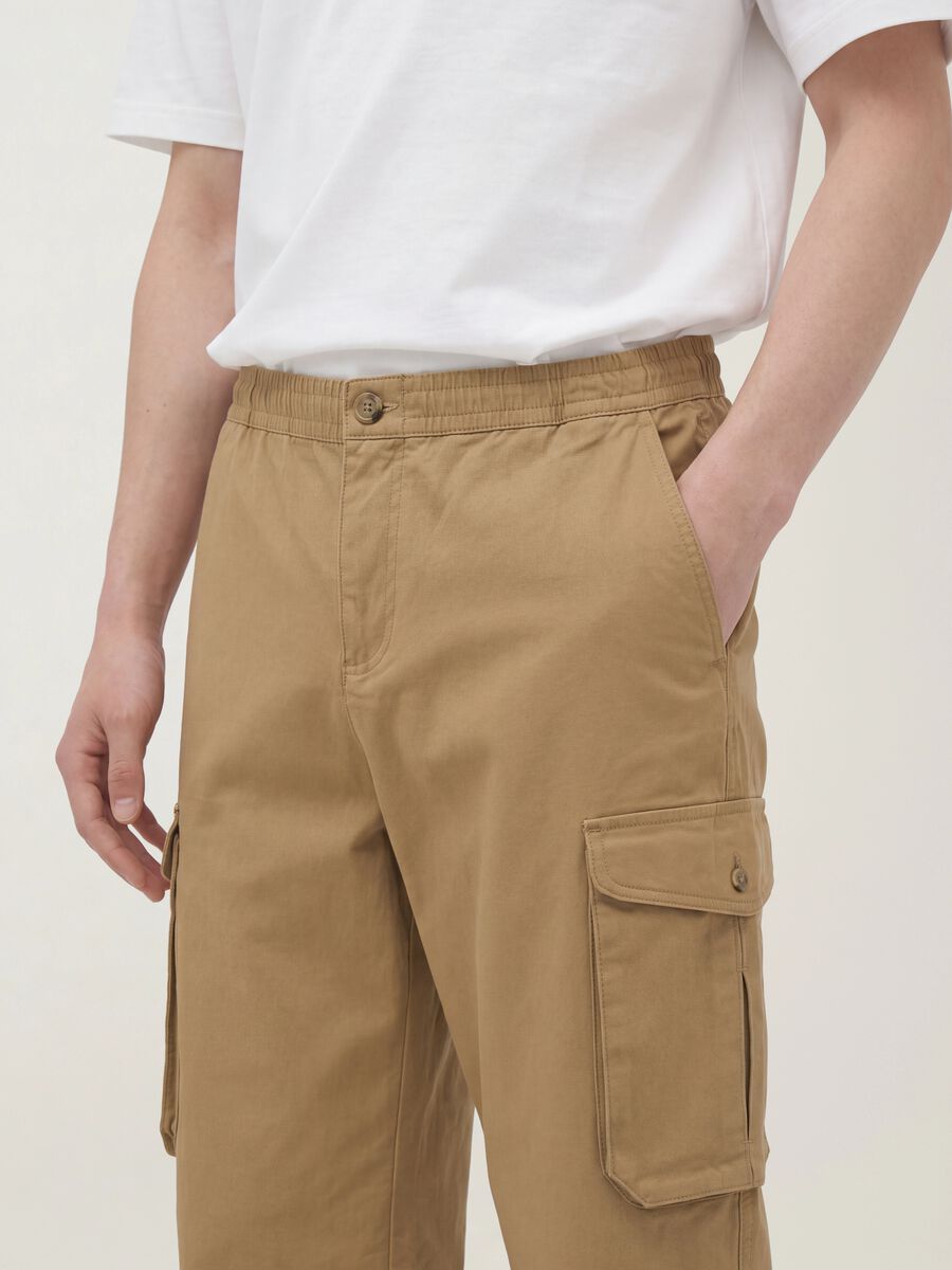 Pantaloni cargo marroni in cotone elasticizzato regular fit_2