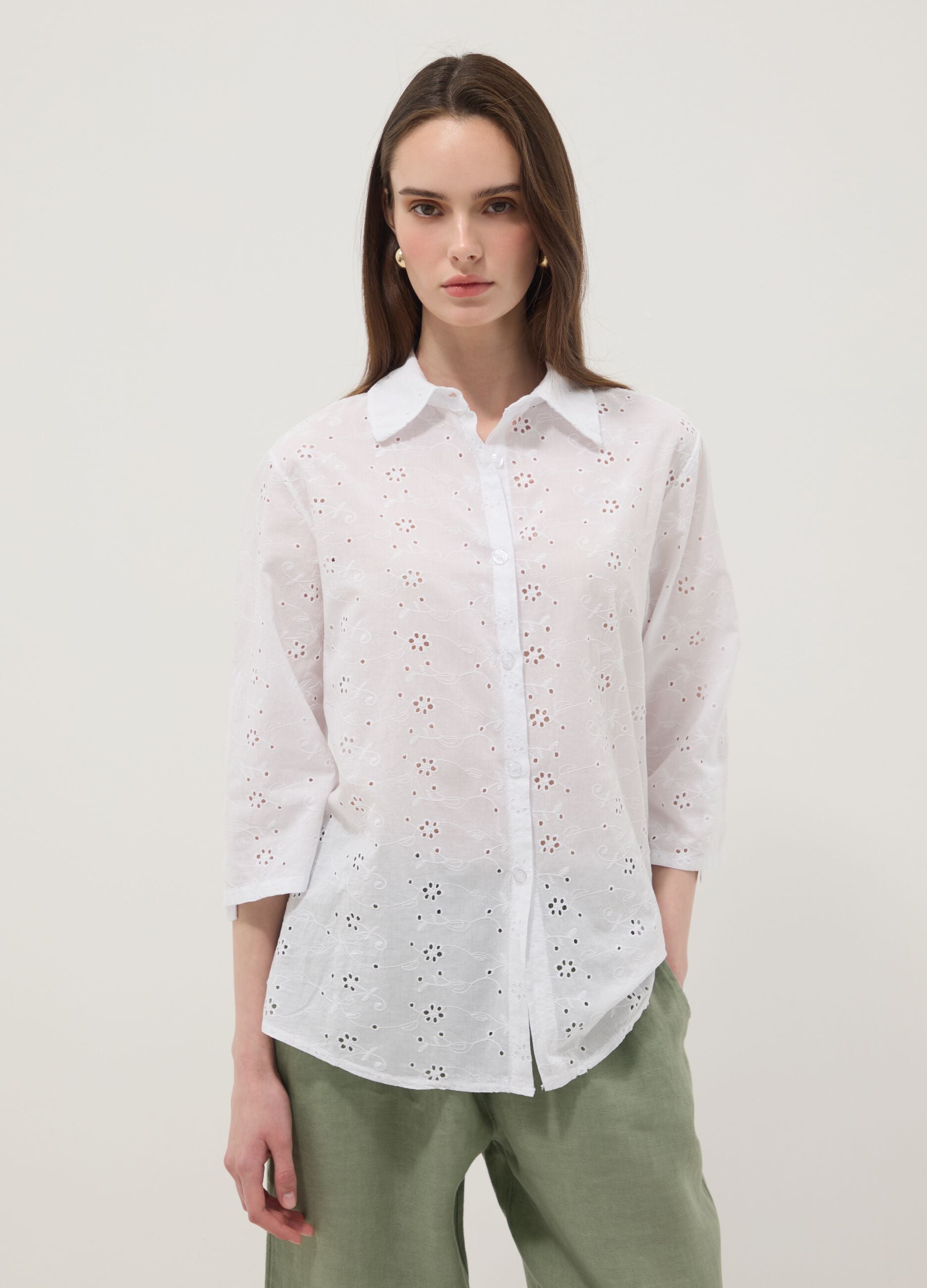 Chemise blanche en coton pur broderie anglaise, coupe regular