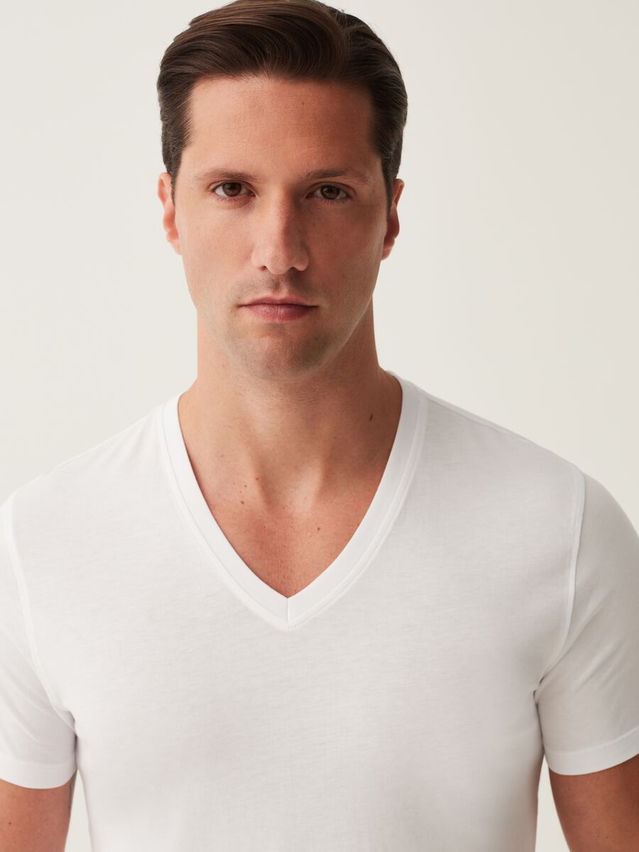 Two-pack undershirts with V neck in Supima cotton_1