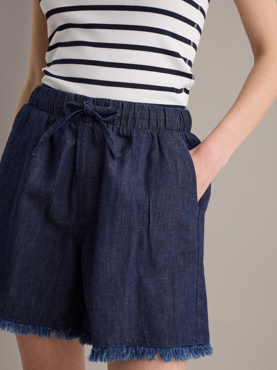 Blue cotton-blend denim shorts, regular fit with frayed hem_3