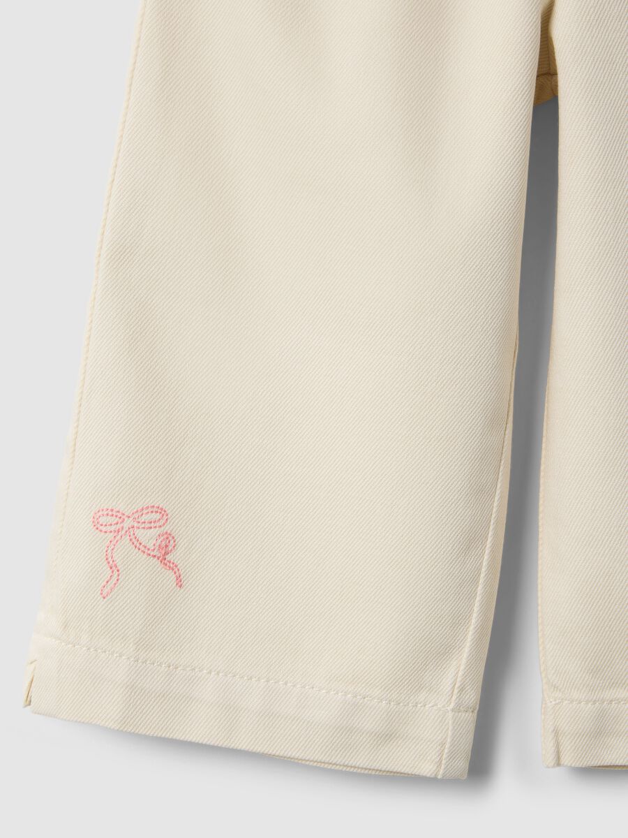 Beige wide-leg pure cotton trousers for baby girls with embroidered detailing_3