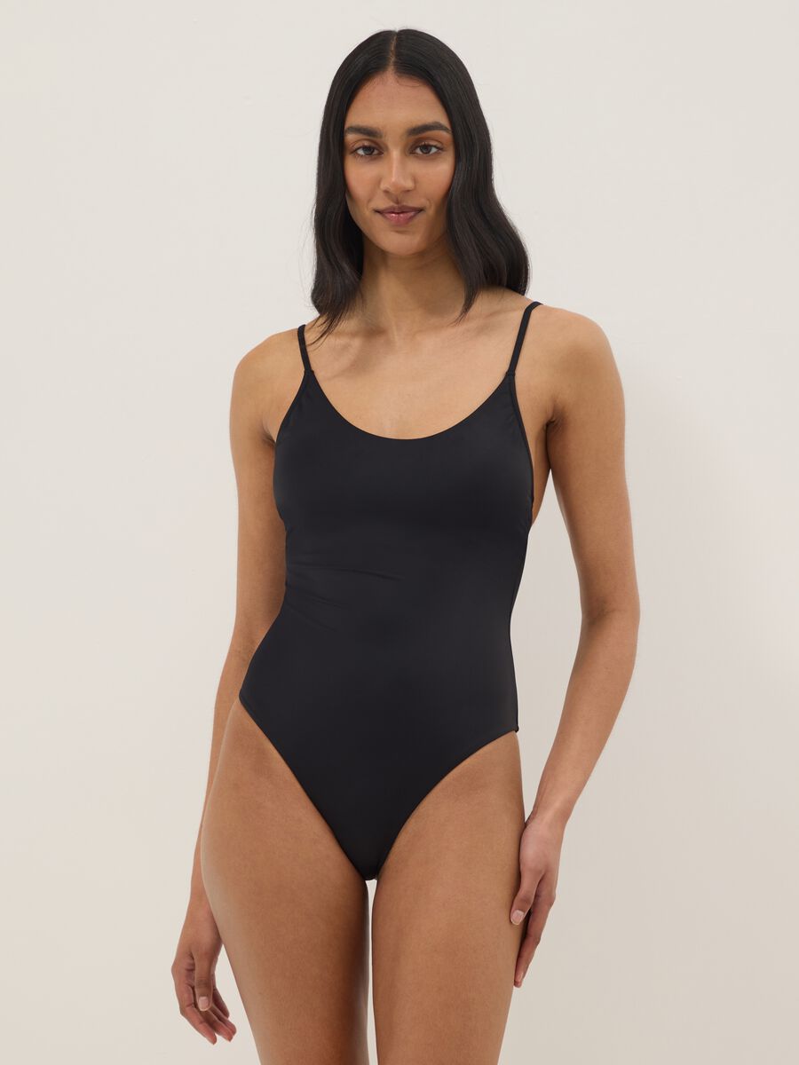 Schwarzer enganliegender Badeanzug_0
