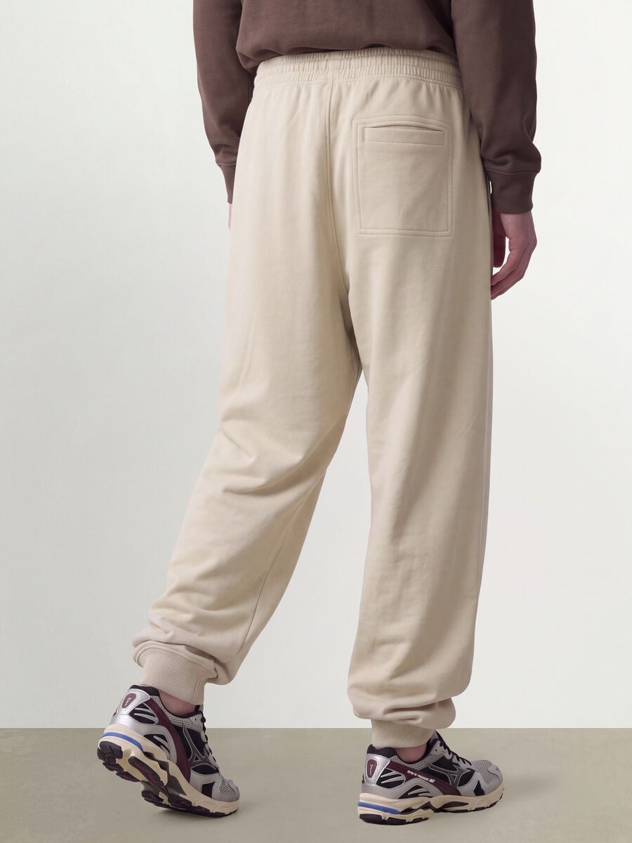 Beige cotton-blend joggers with cuffed hems and drawstring_4