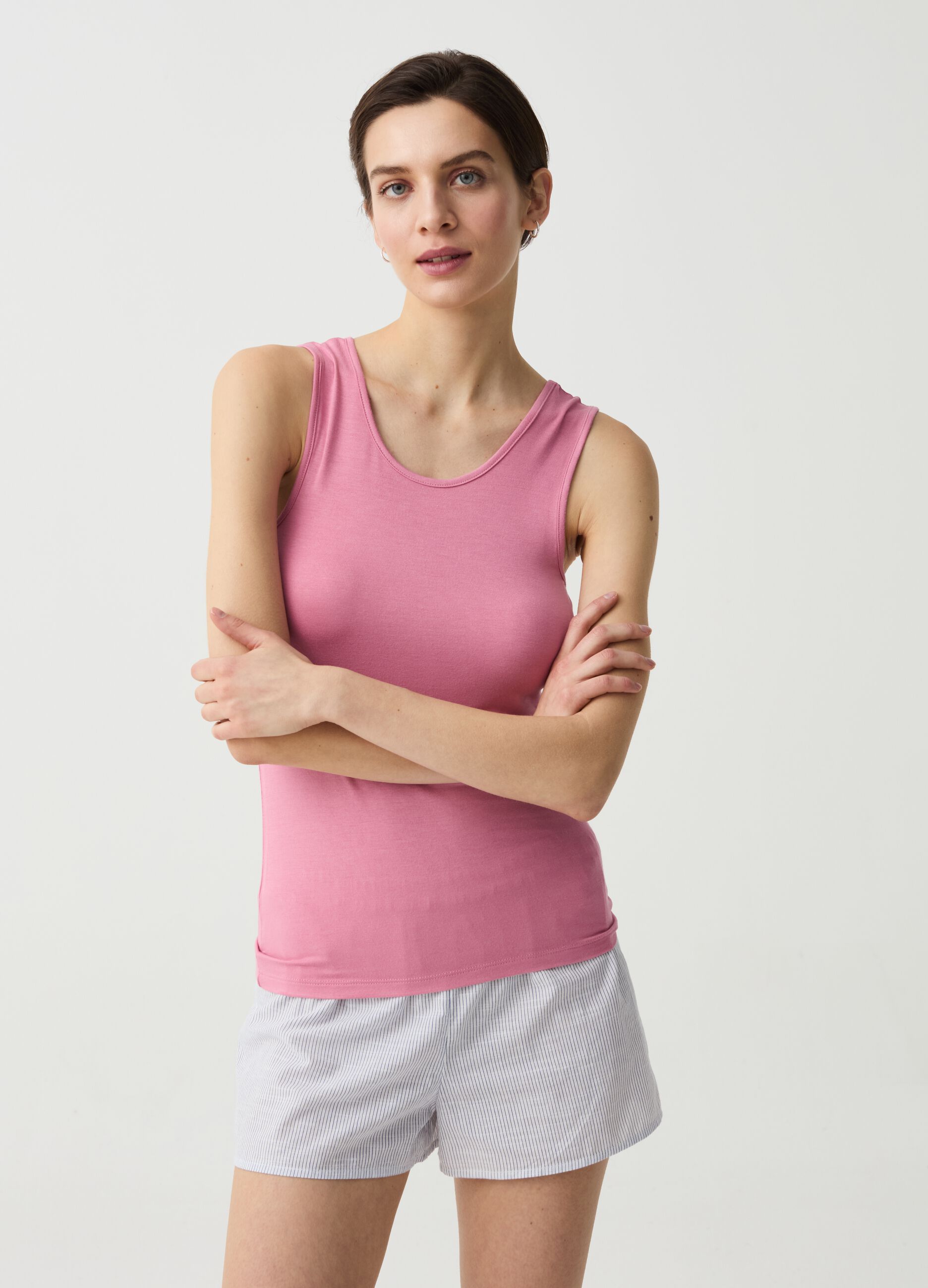 Vest with round neck and wide straps