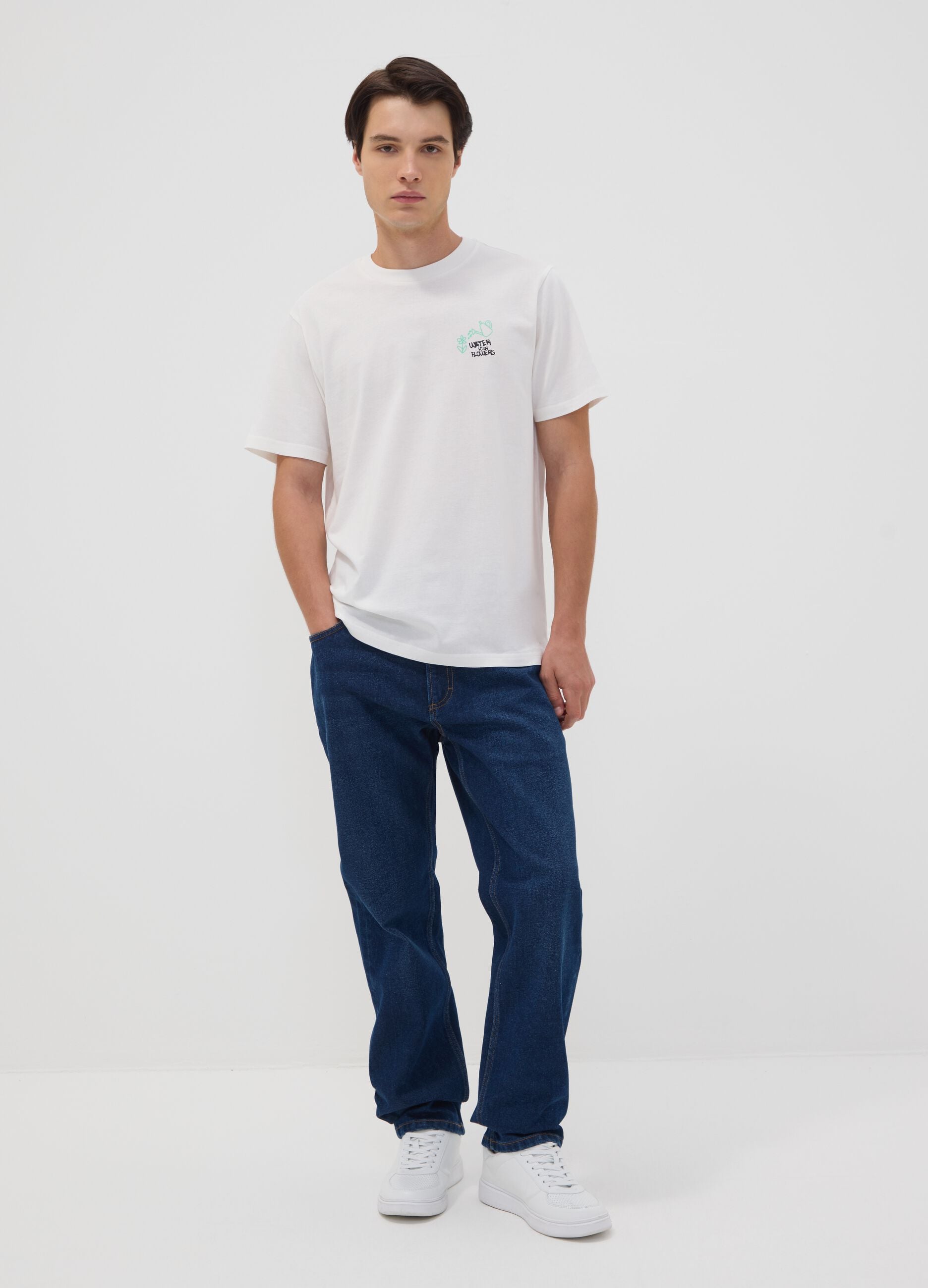 T-shirt branca em jersey 100% algod&atilde;o com estampado "Water your Flowers", corte regular