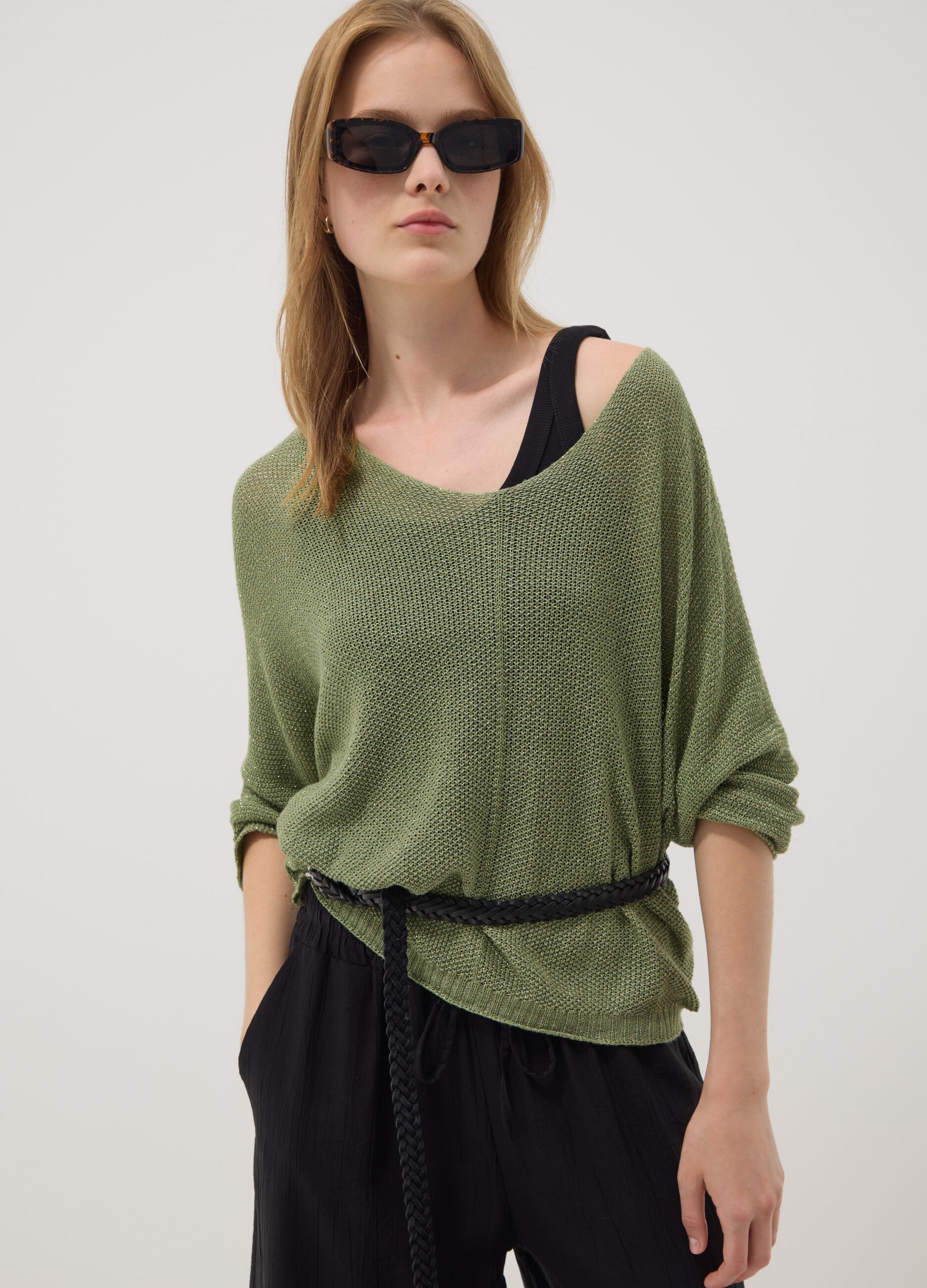 Gr&uuml;ner Pullover aus Viskose-Leinen-Mix mit V-Ausschnitt