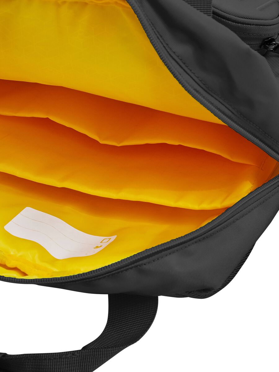 Mochila negra con bolsillos frontales_2