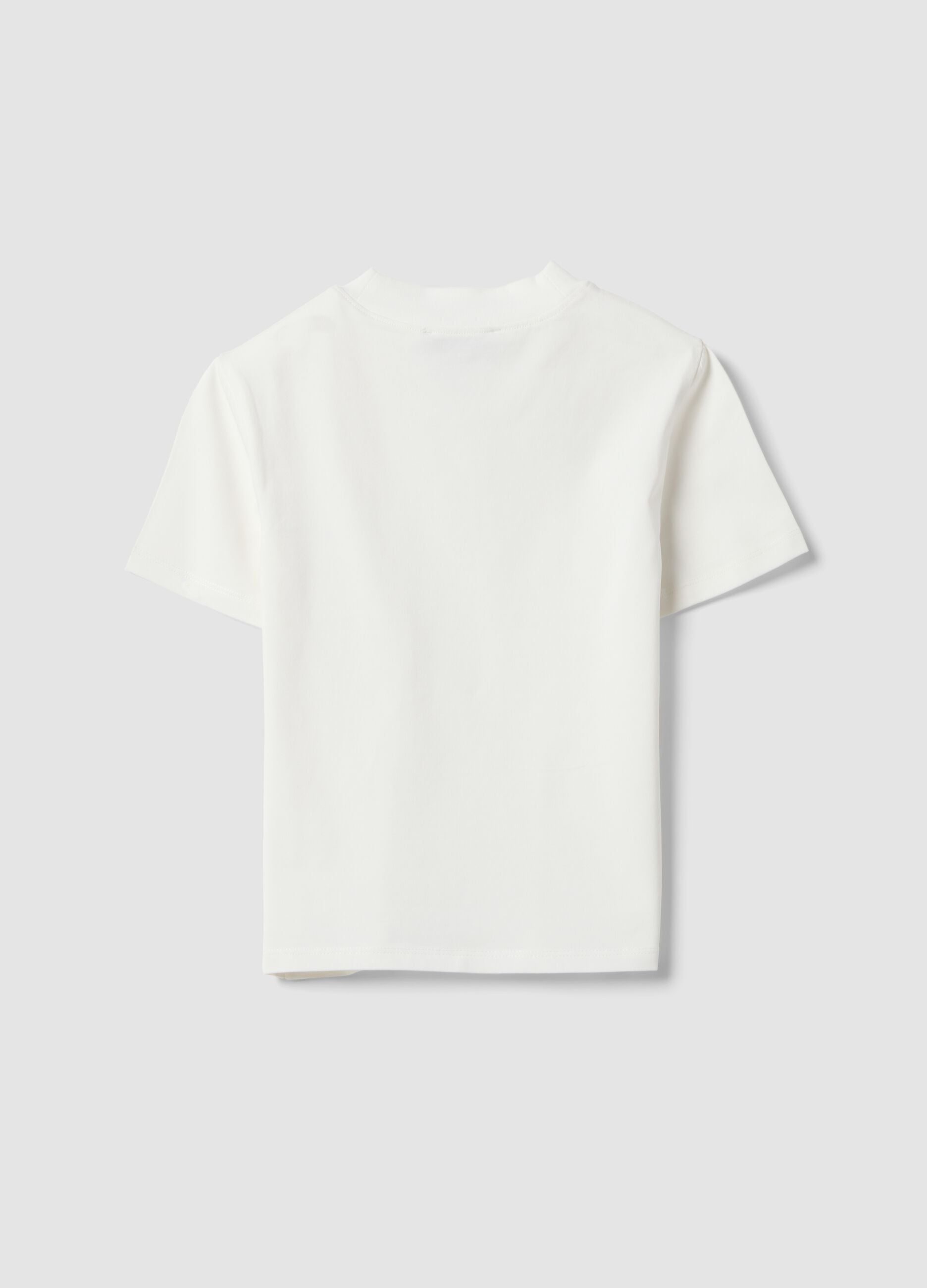 T-shirt branca justa em algod&atilde;o el&aacute;stico com gola subida