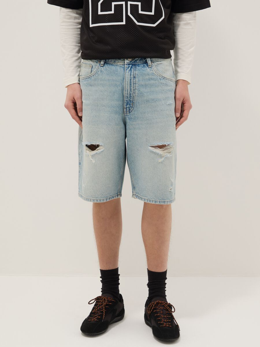 Blaue Denim-Shorts im Skater-Fit aus reiner Baumwolle mit Rissen_1