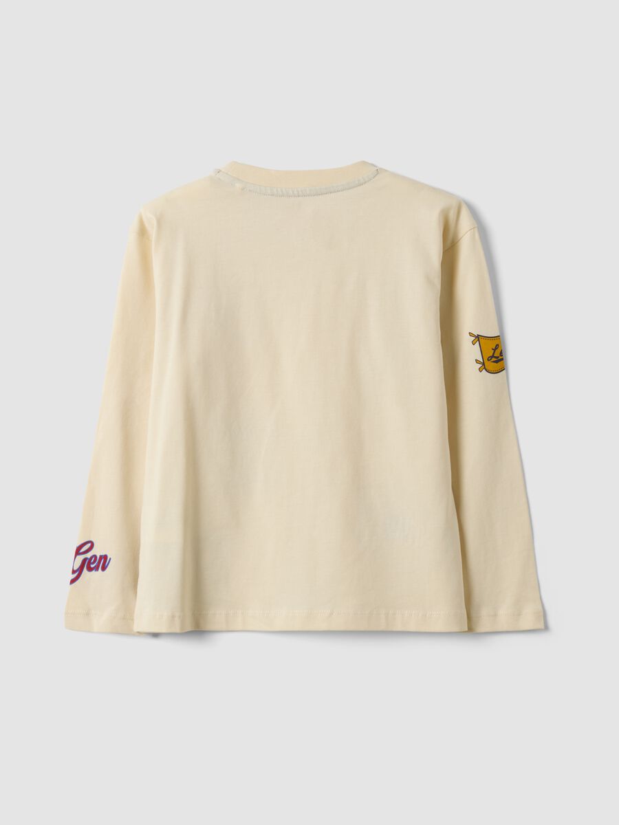 T-shirt beige in puro cotone con girocollo e stampe college per bambino_1