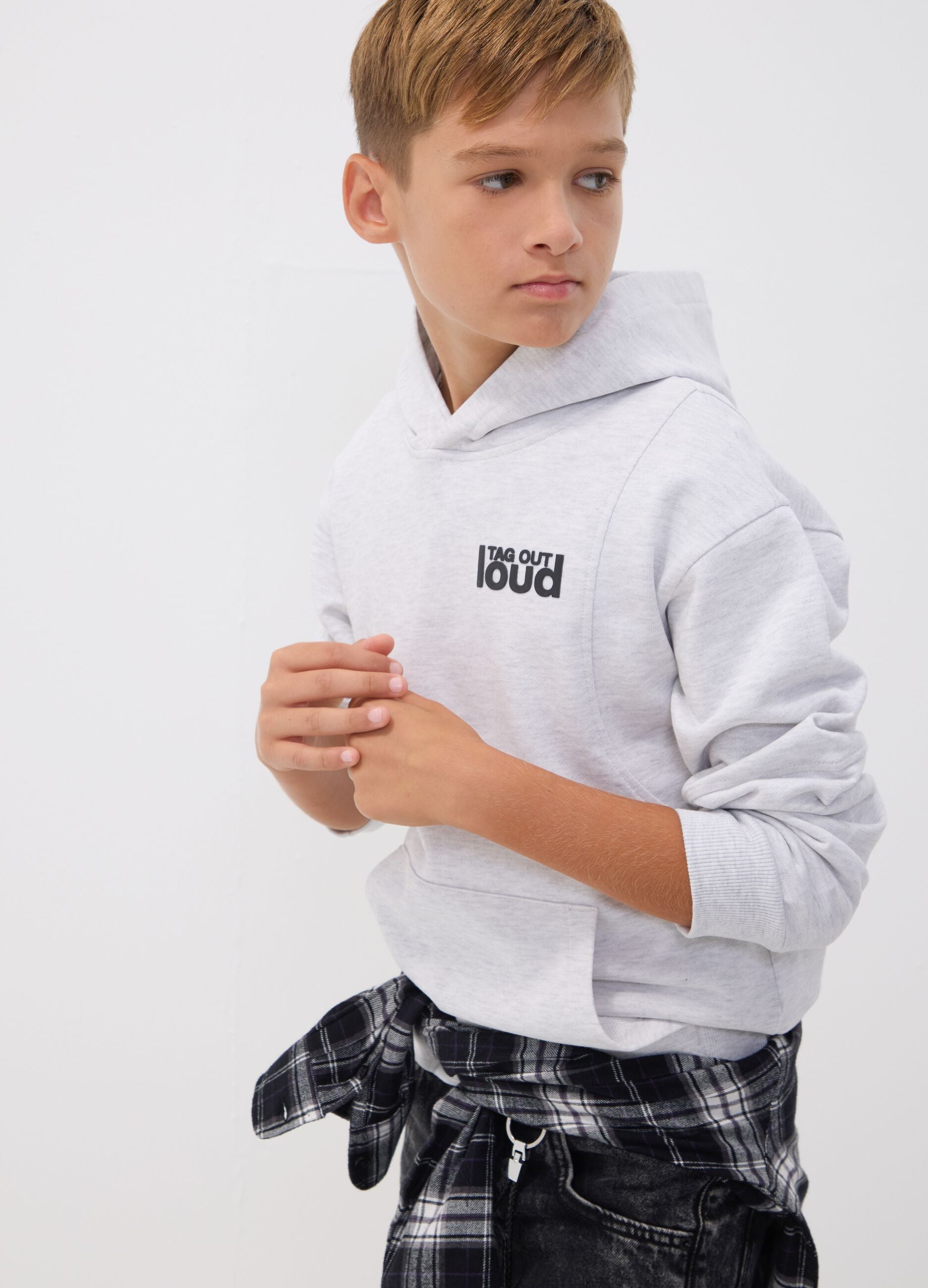 Sweatshirt com capuz cinzenta de corte oversized em mistura de algod&atilde;o e viscose para rapaz