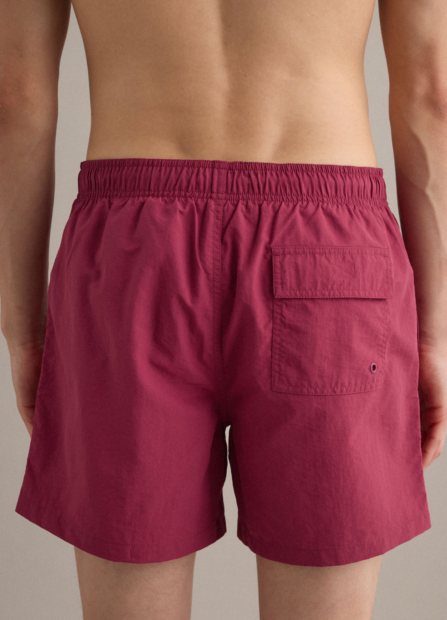 Rote Badeshorts mit elastischem Bund und Kordelzug