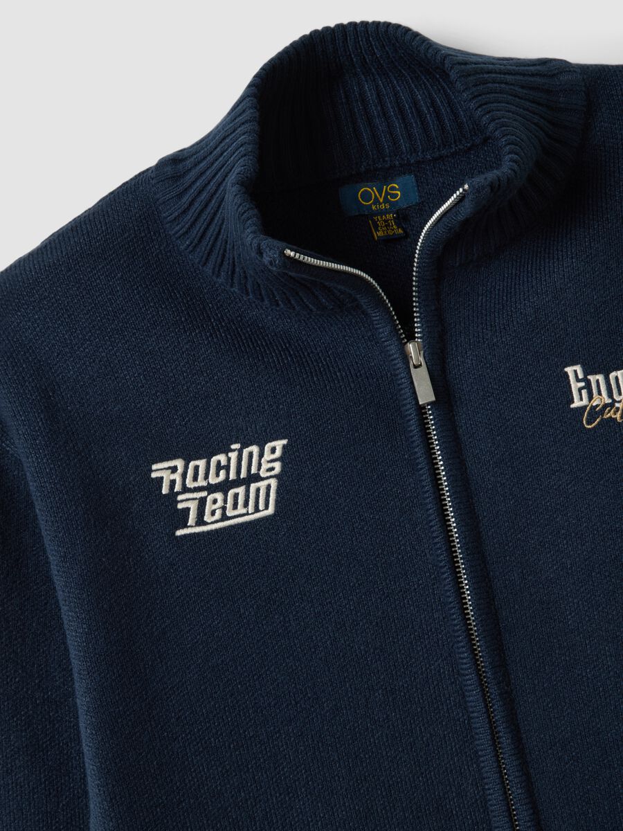 Cardigan blu con zip e ricami racing_1