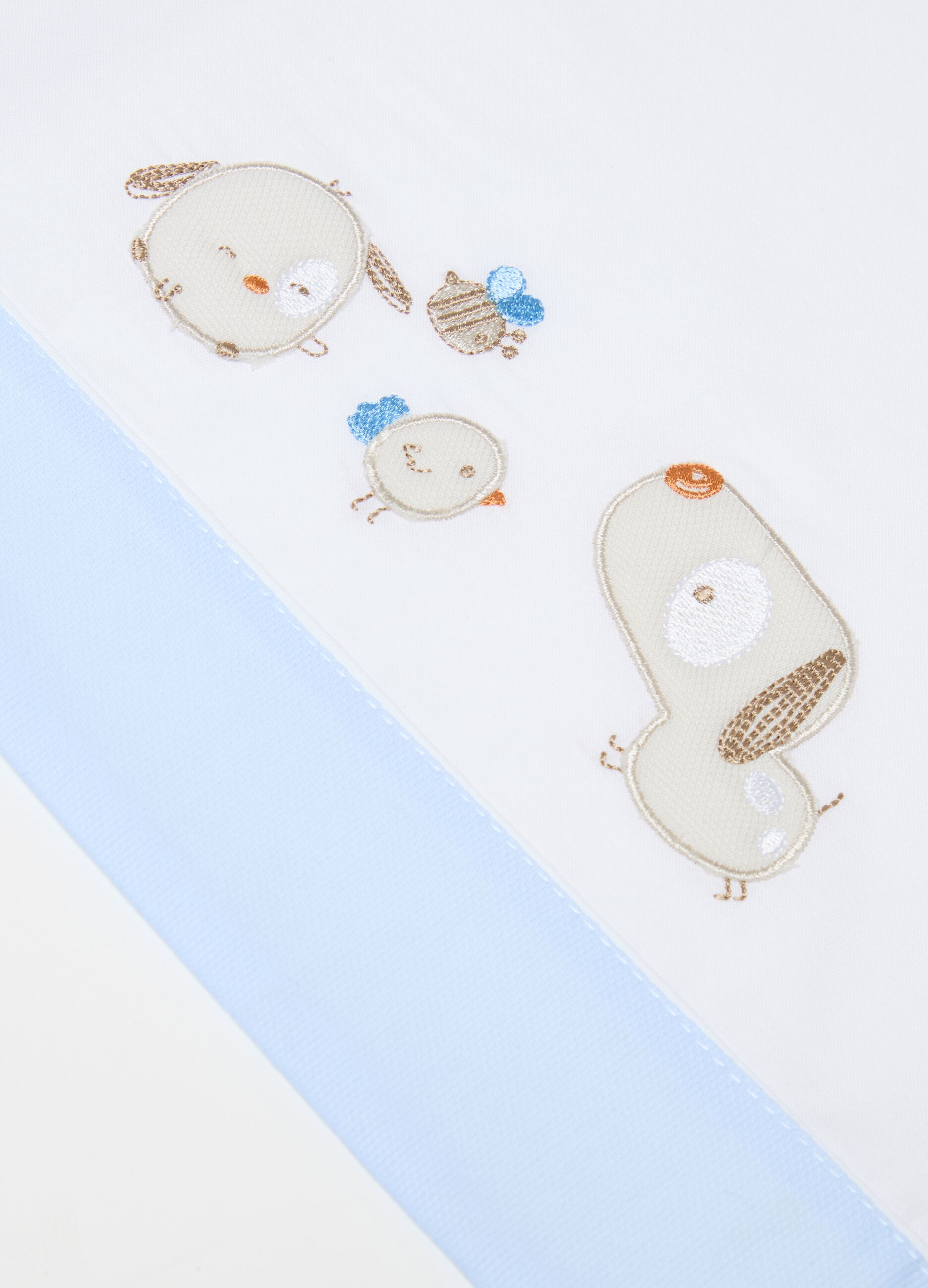 Three-piece crib set in cotton with animal embroidery