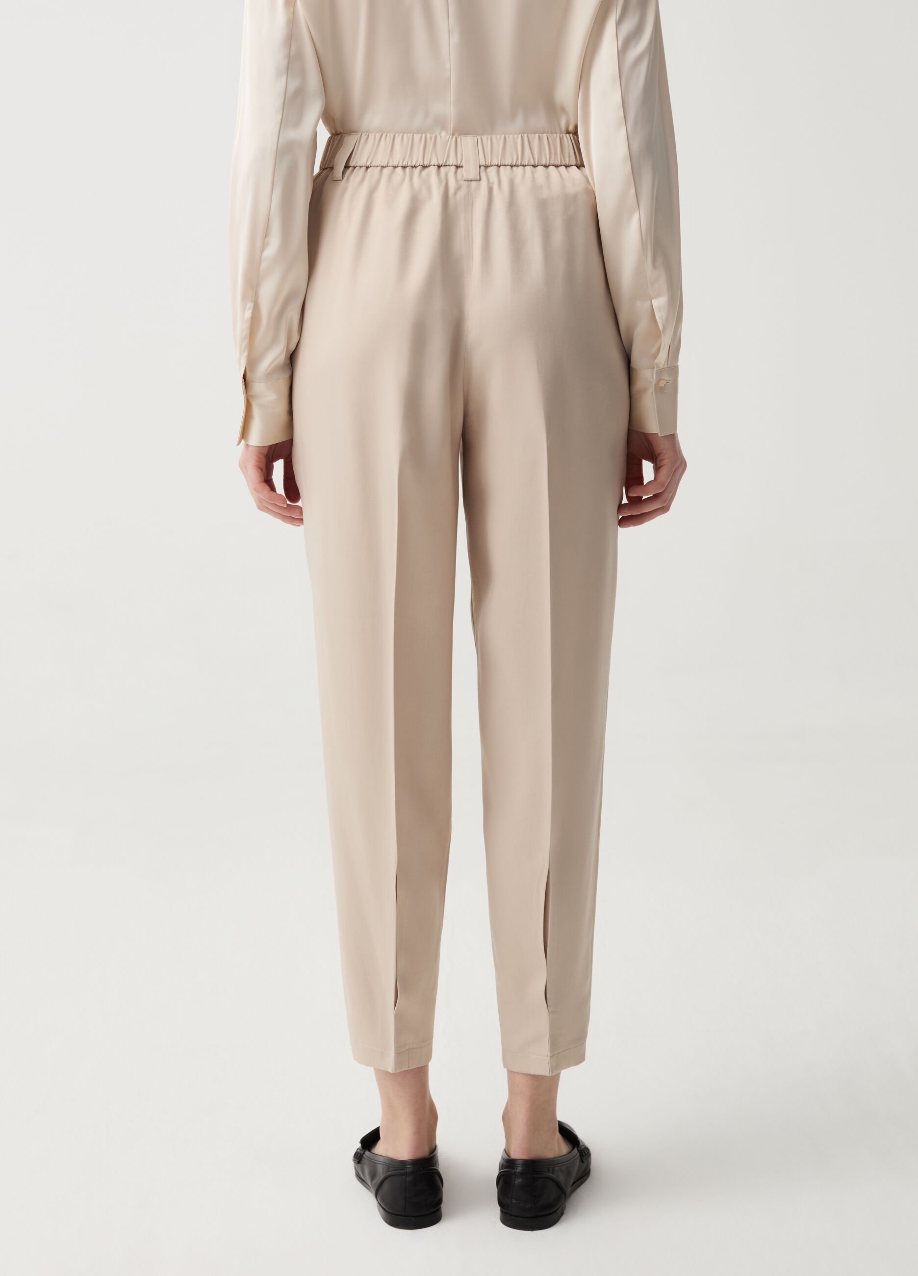 Elegant cigarette trousers with darts