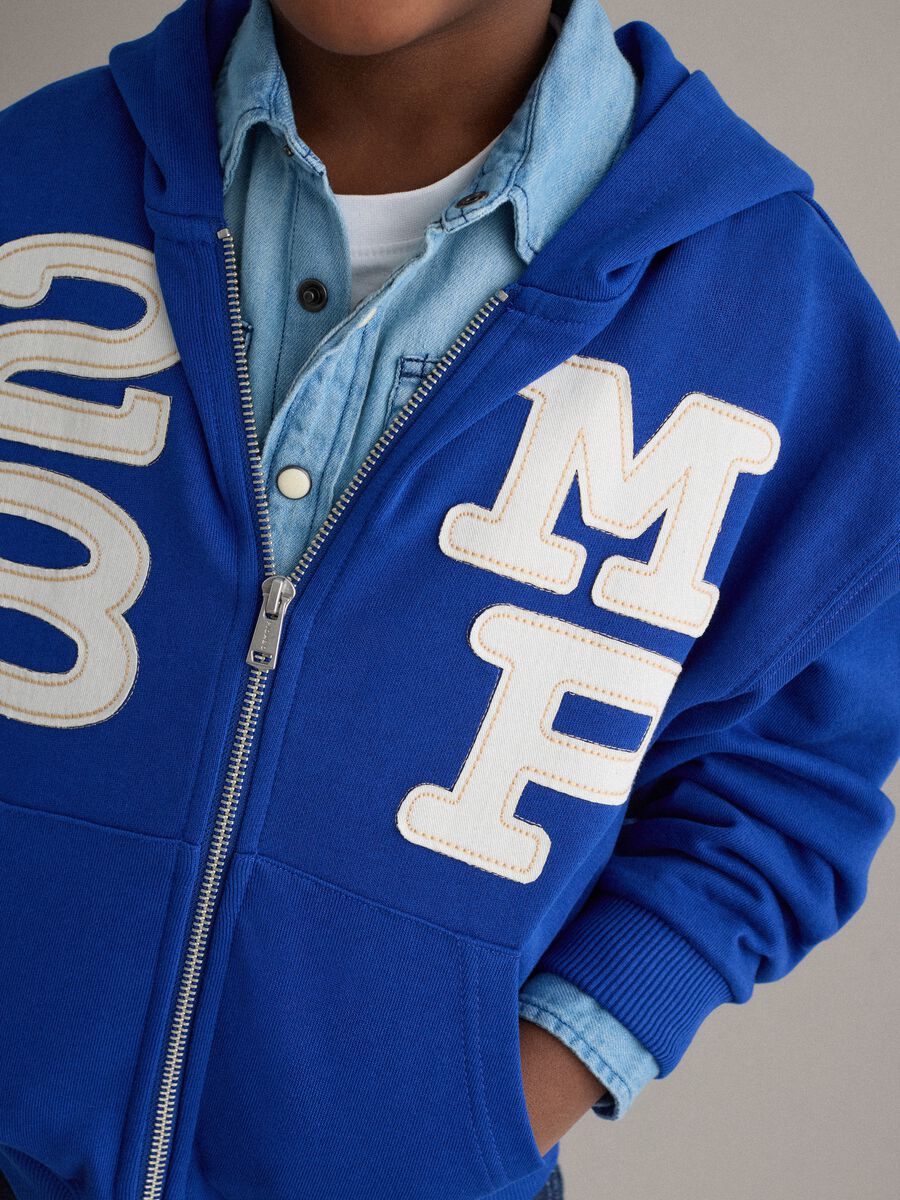 Camisola azul com capuz de algod&atilde;o puro para crian&ccedil;as, ajuste regular com n&uacute;meros e textos_2