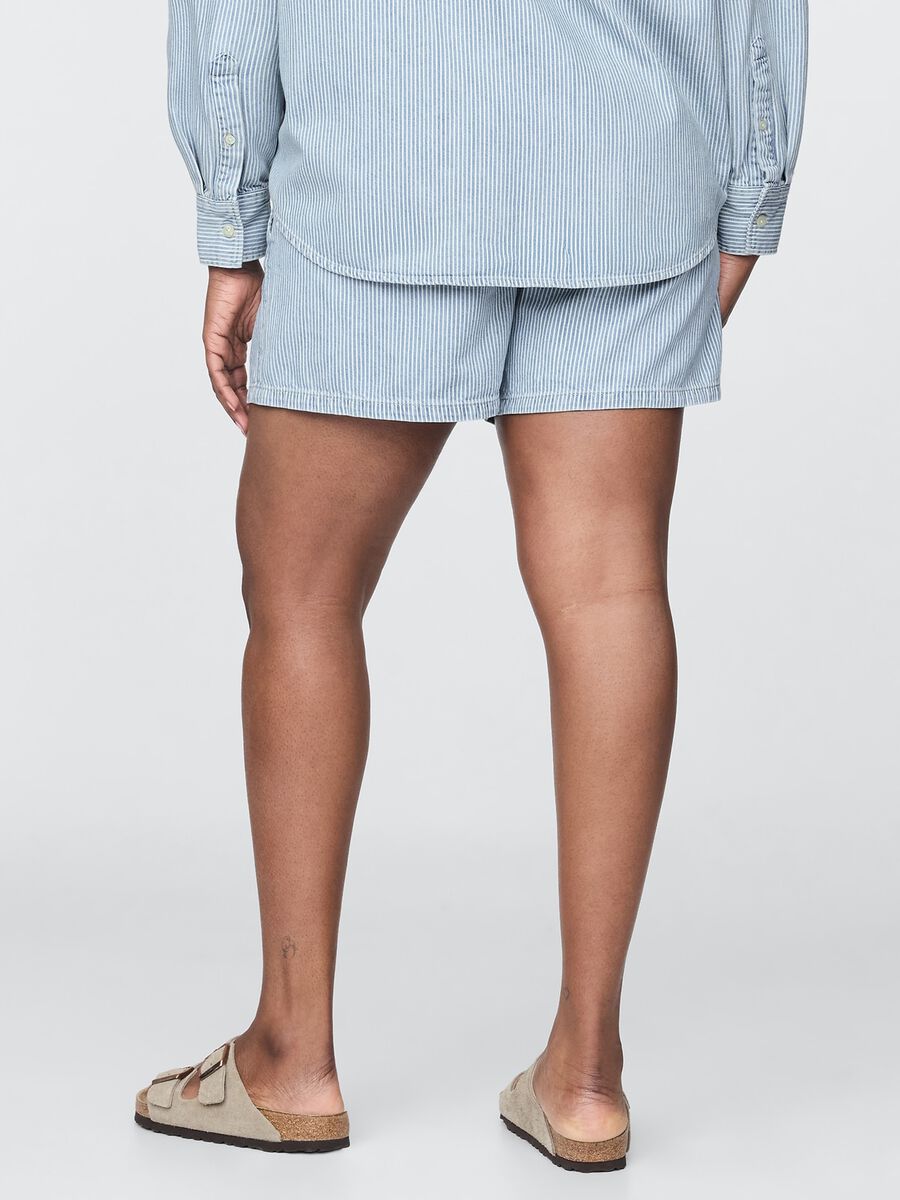 Hellblaue gestreifte Denim-Shorts_5
