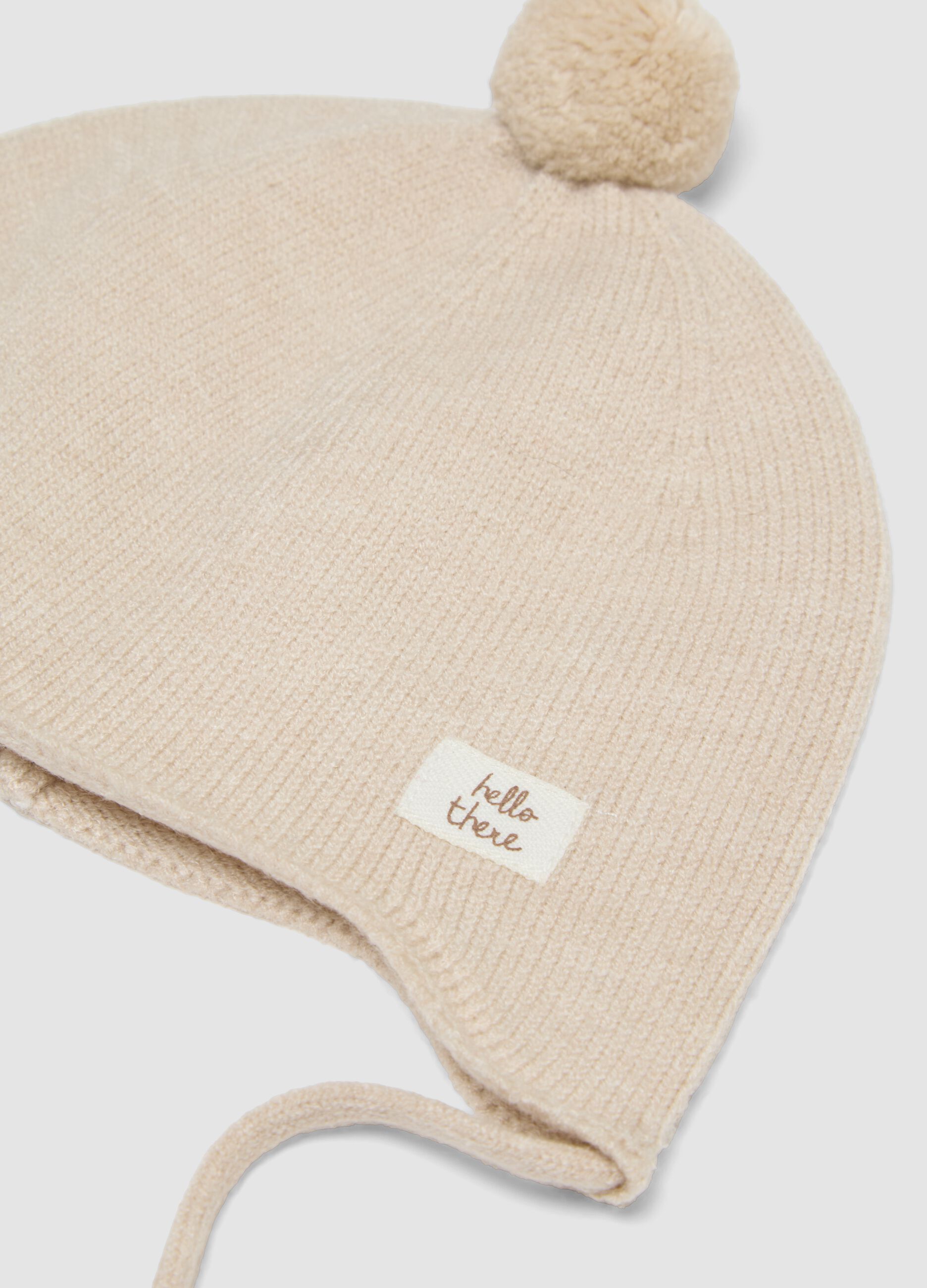 Cappellino beige melange in maglia con pon pon