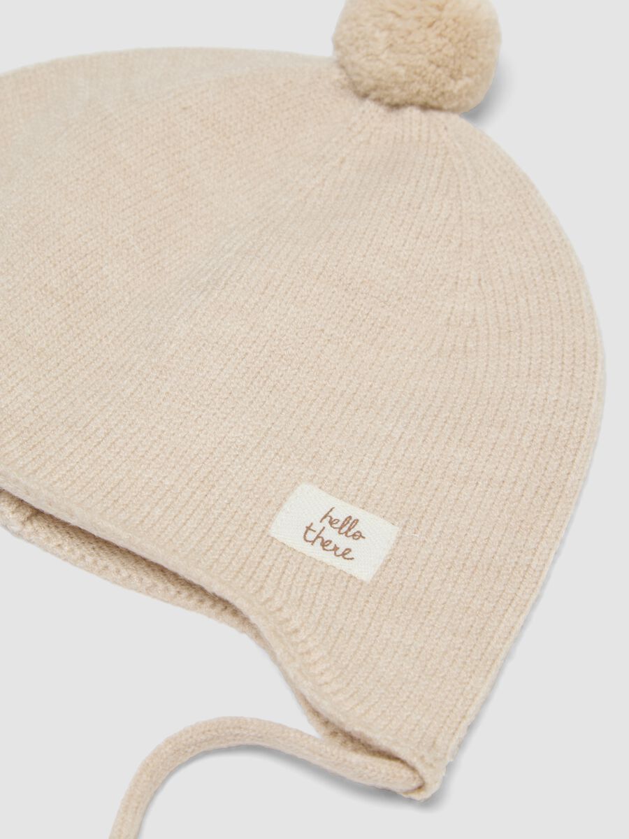 Cappellino beige melange in maglia con pon pon_2