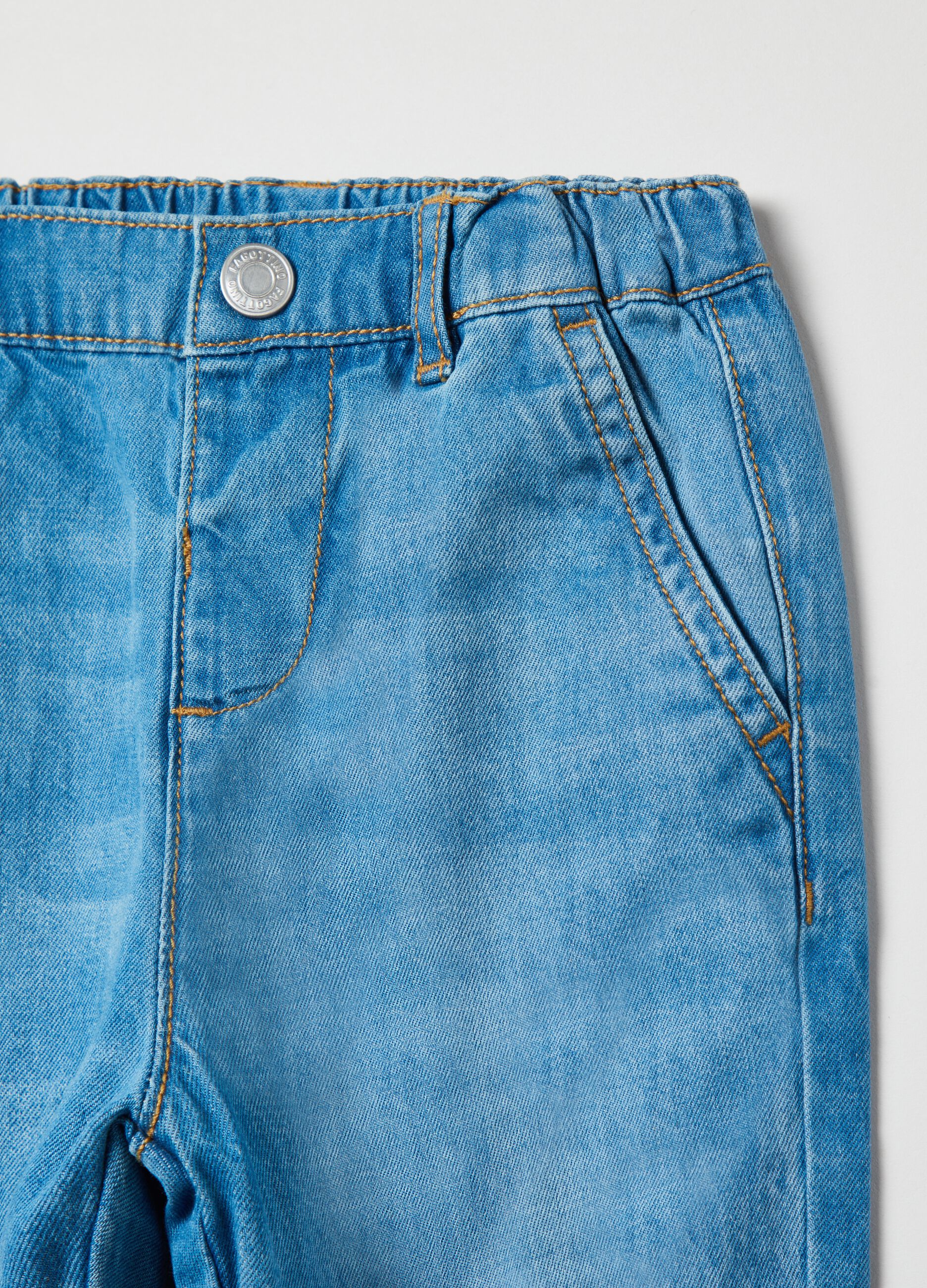 Jeans in cotone con tasche