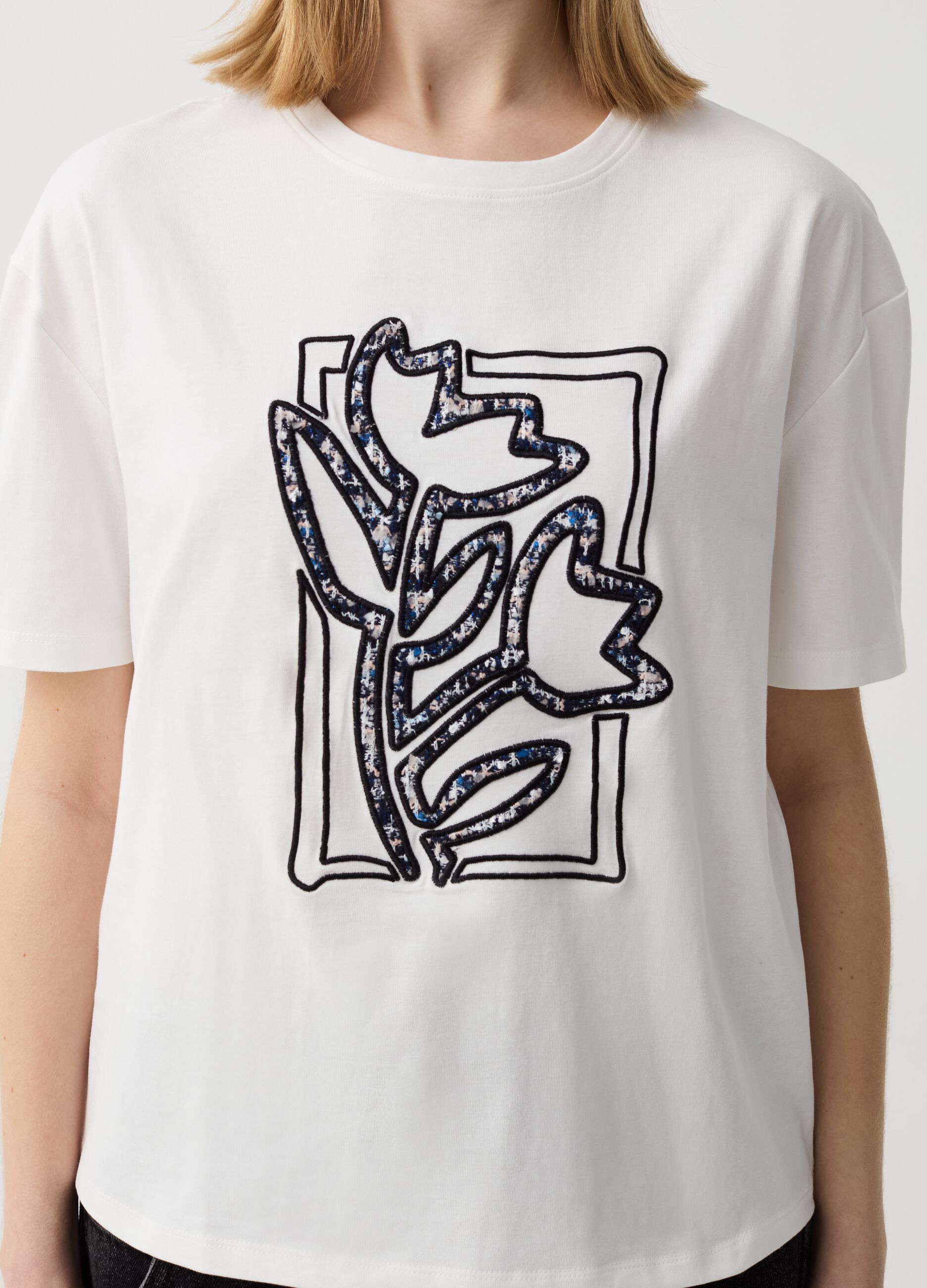 Camiseta de algodón con bordado floral