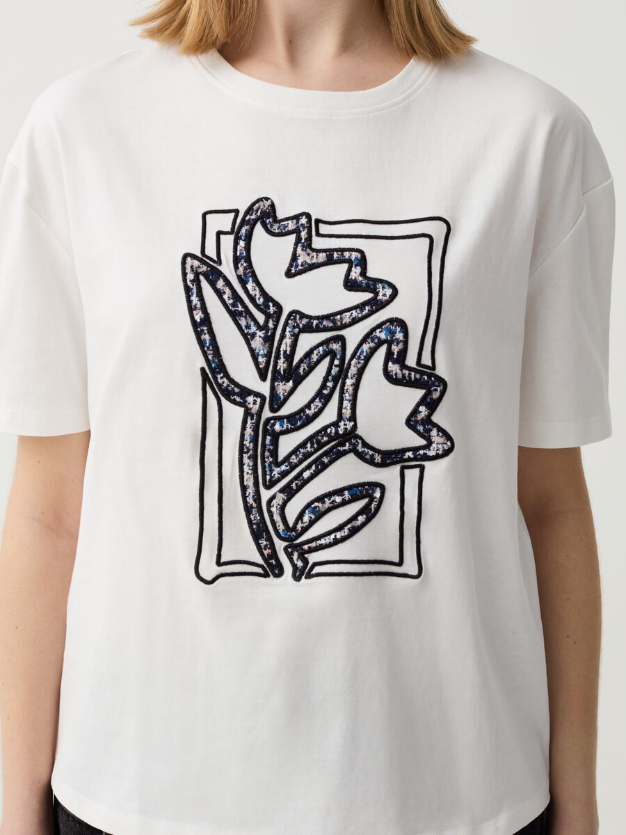T-shirt in cotone con ricamo floreale_1